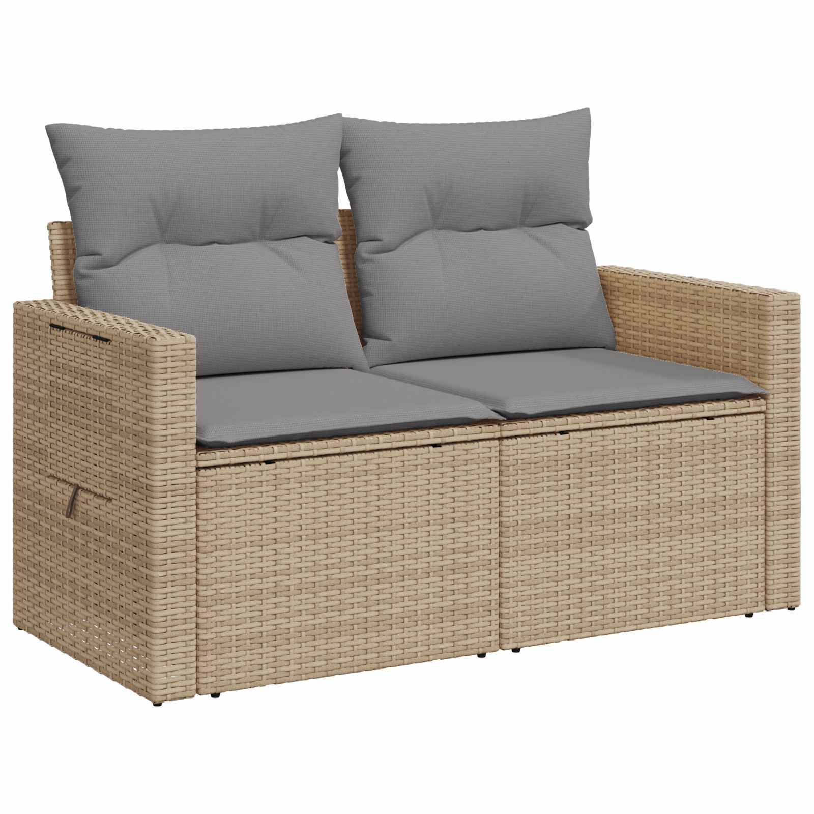 Tan-farbenes Rattan-Außensofa mit grauen Sitz- und Rückenlehnen-Kissen auf weißem Hintergrund.