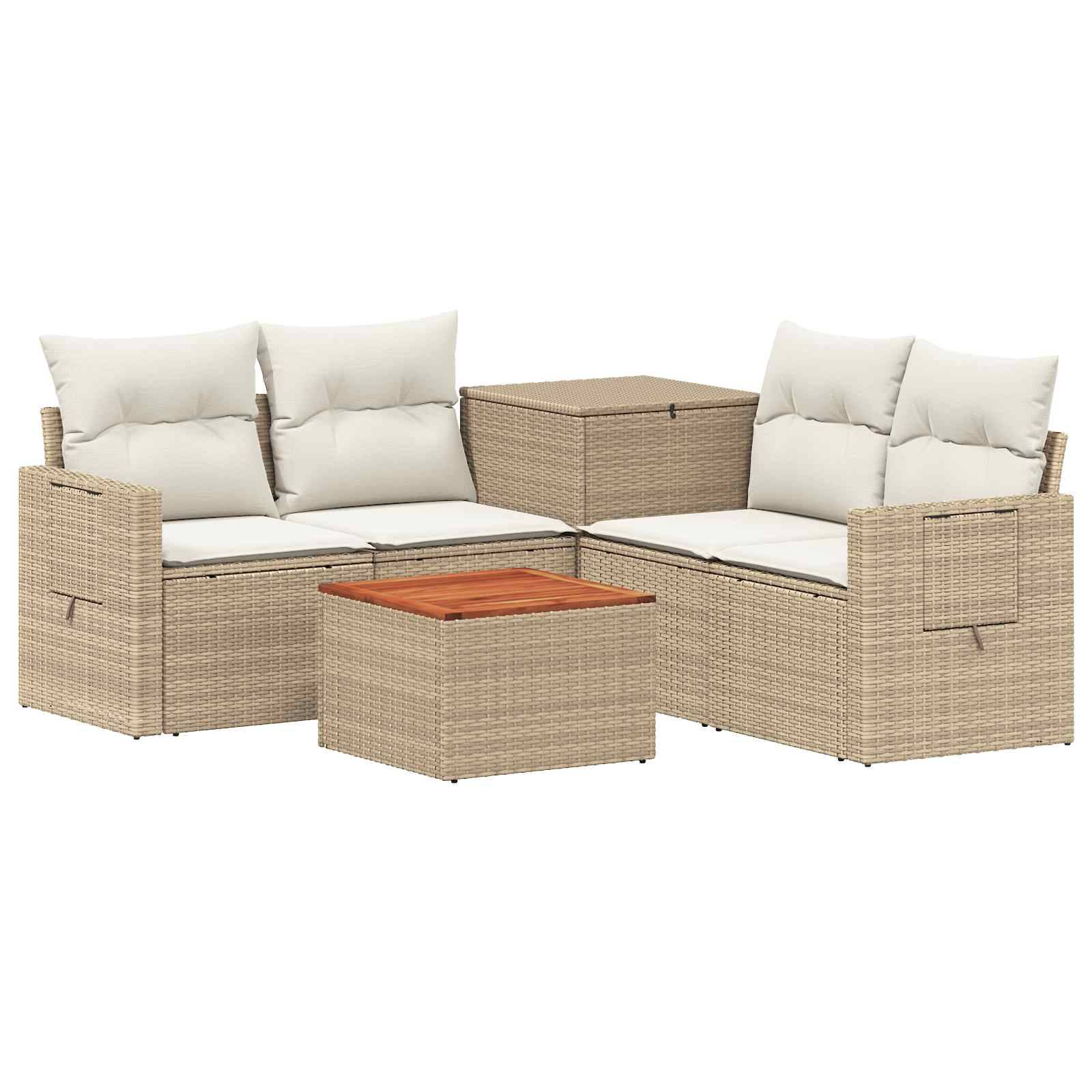 Beige geflochtenes Rattan-Außensofa-Set mit weißen Kissen, quadratischem Couchtisch und passendem Aufbewahrungskasten.