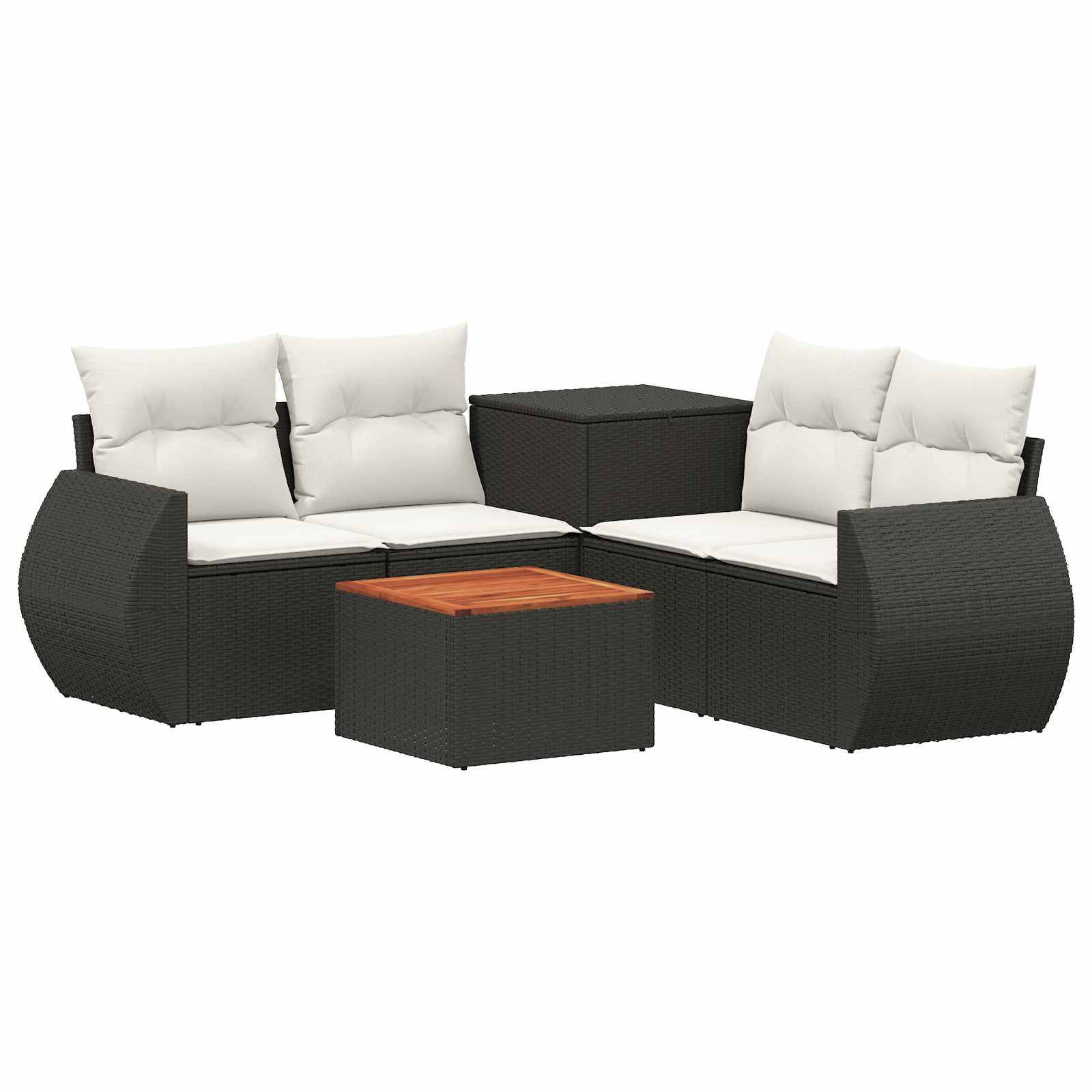 Schwarzes Rattan-Außenlounge-Sofa-Set mit weißen Kissen und einem kleinen quadratischen Couchtisch mit Holzplatte, auf weißem Hintergrund.