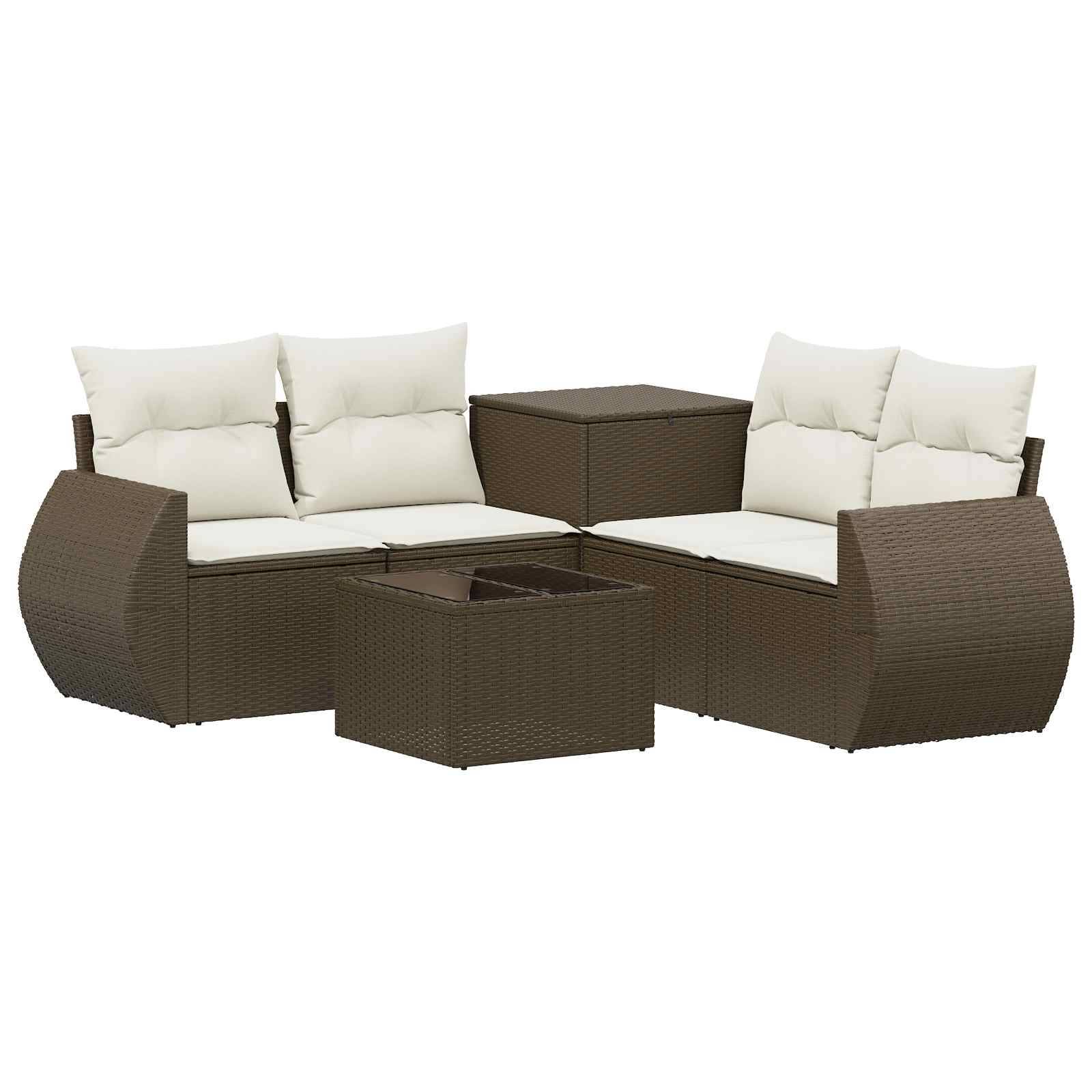 Braunes Rattan-Außen-Sofa-Set mit cremefarbenen Kissen und passendem quadratischem Couchtisch.