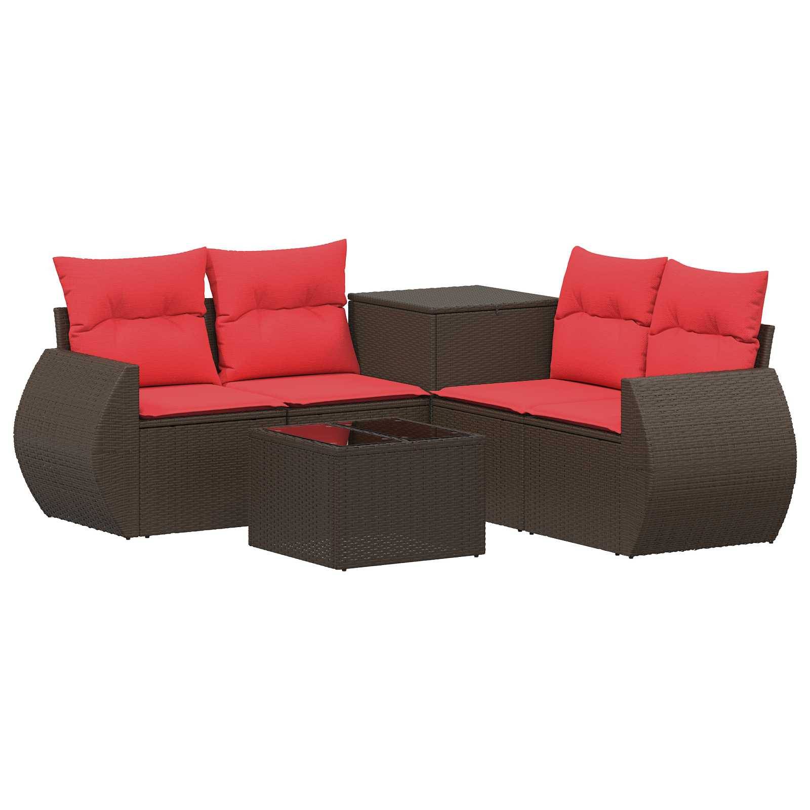 Braunes Korb-Gartensofaset mit roten Kissen und passendem quadratischem Couchtisch, vor weißem Hintergrund dargestellt.