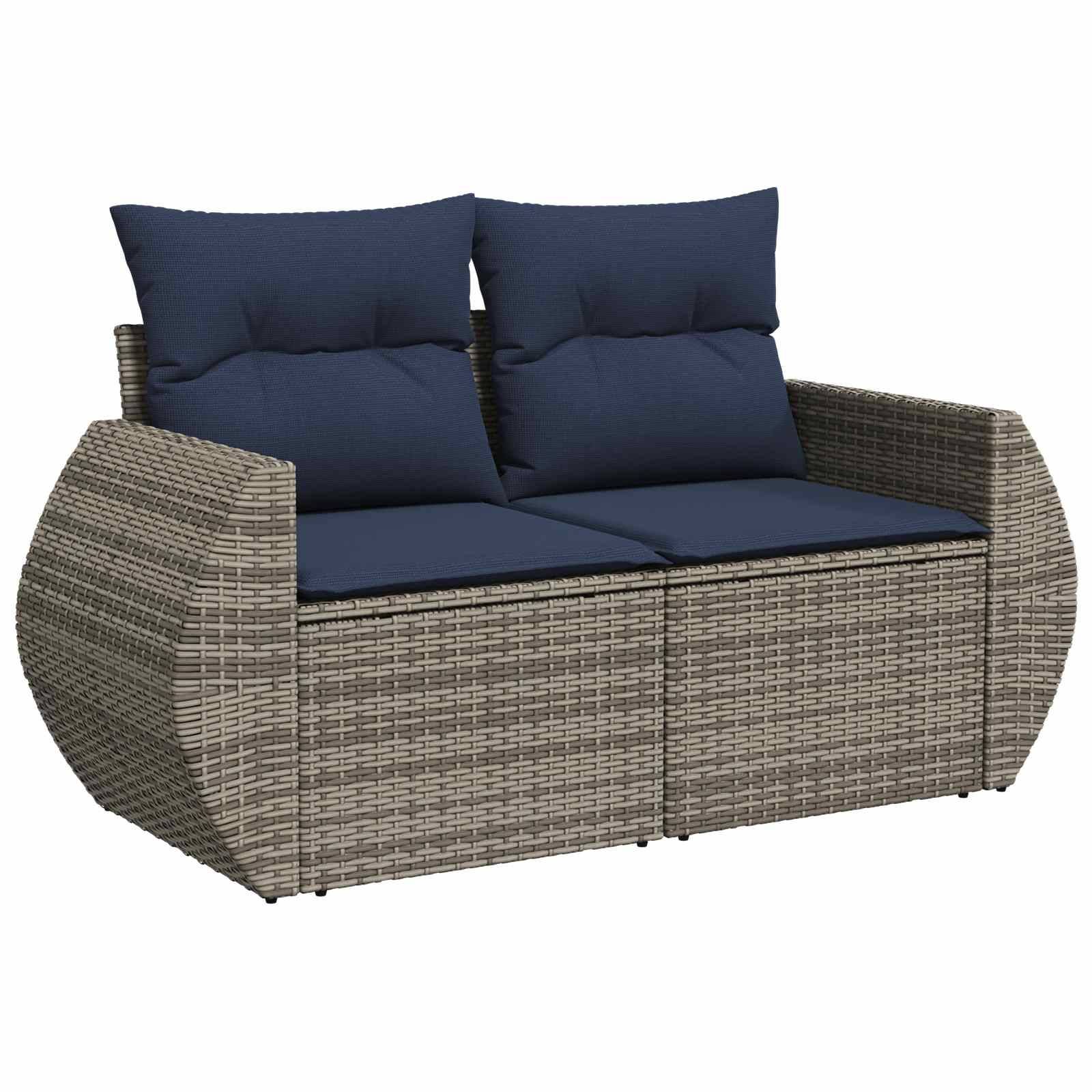 Zweisitziges Outdoor-Rattansofa mit dunkelblauem Kissen und breiten geschwungenen Armlehnen auf weißem Hintergrund.