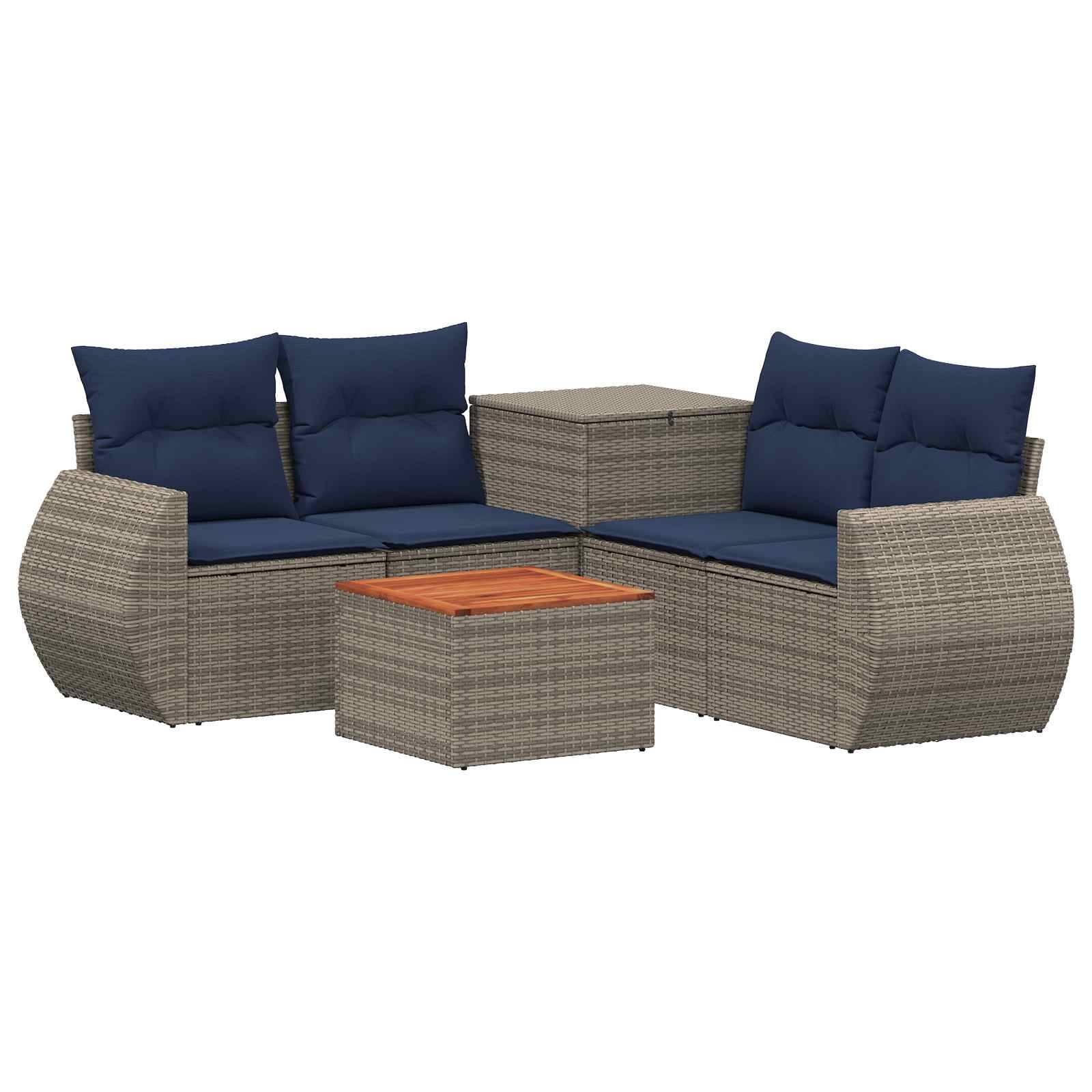 Outdoor-Rattan-Ecksofa-Set mit marineblauen Kissen, einem quadratischen Beistelltisch und einem kleinen passenden Couchtisch mit Holzplatte.