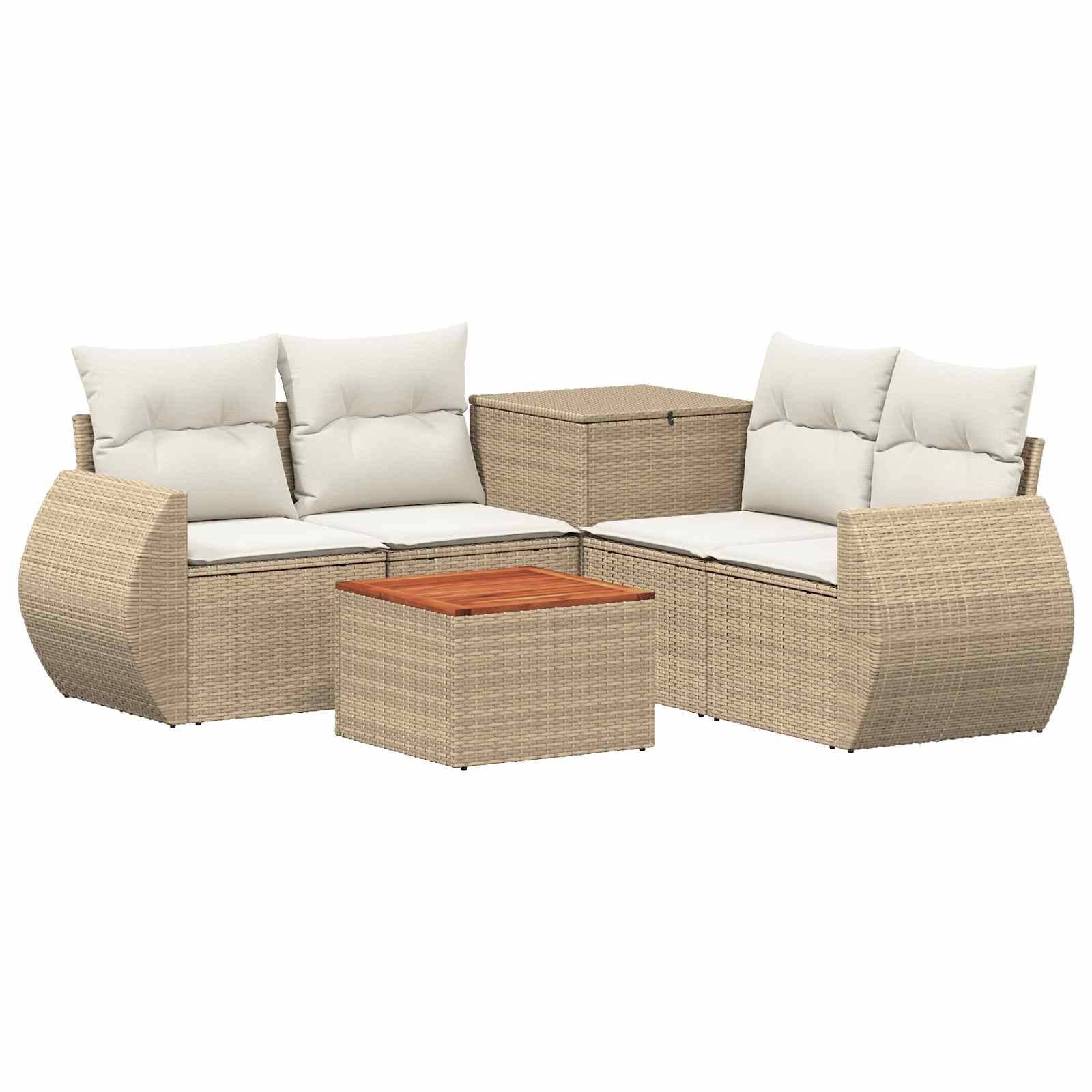 Beige Rattankörper-Außensektionalsofa mit weißen Kissen, passender Aufbewahrungsseitentisch und quadratischer Couchtisch mit Holzplatte.