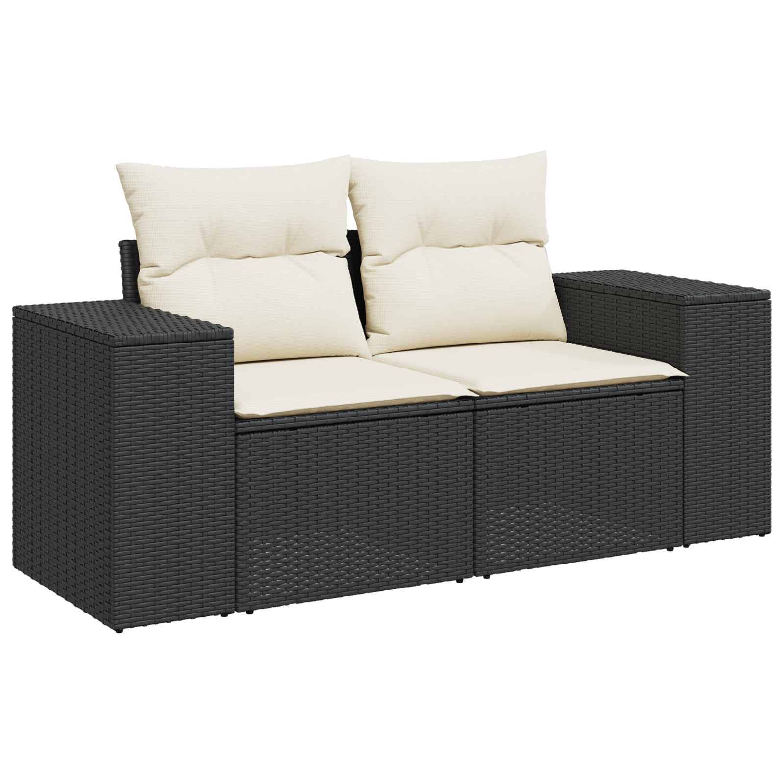 Zweisitziges Outdoor-Korbsofa mit dunklem Rahmen und hellbeigefarbigen Kissen auf weißem Hintergrund.