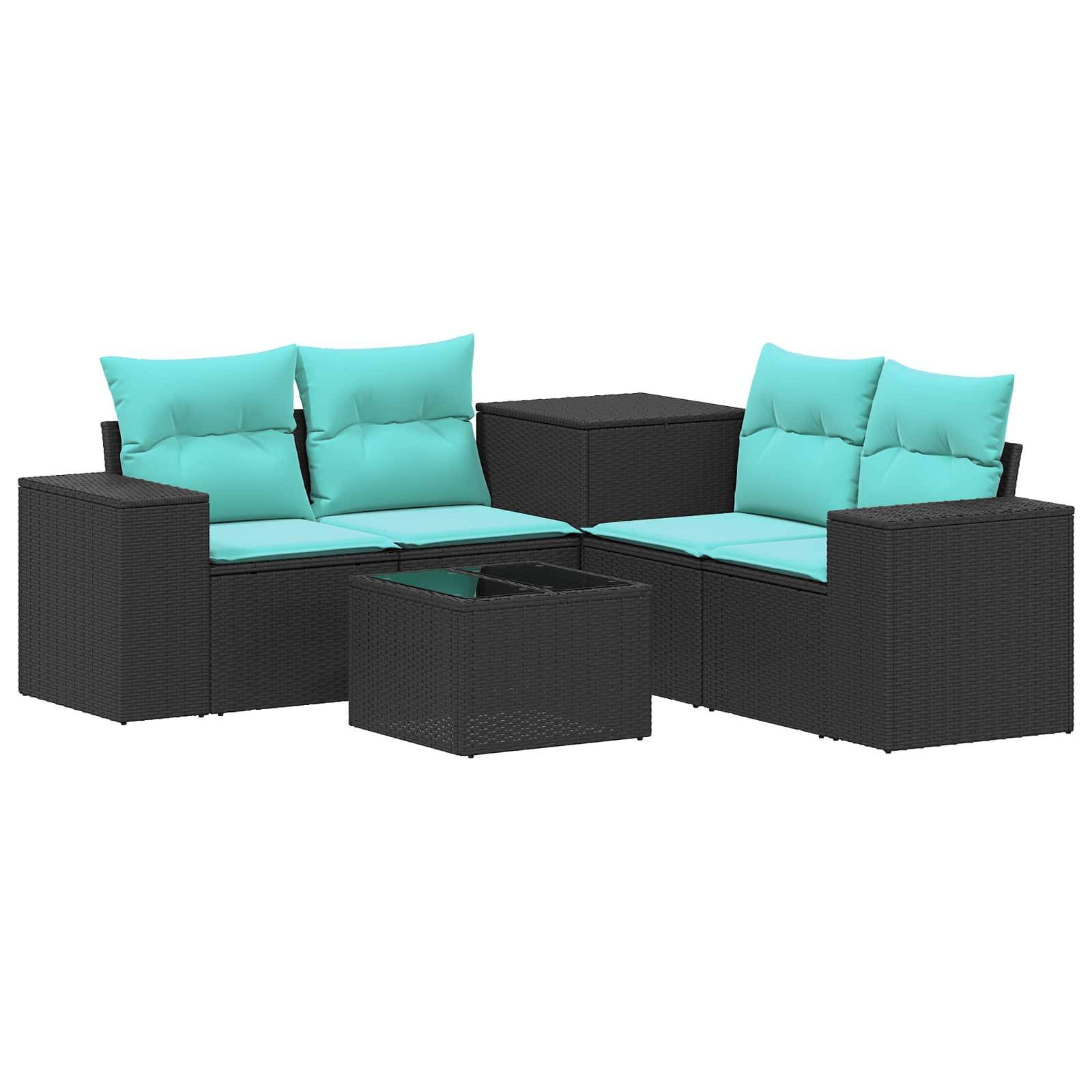 Schwarzes Polyrattan-Lounge-Sofa für den Außenbereich mit türkisen Kissen und passendem Couchtisch auf weißem Hintergrund.