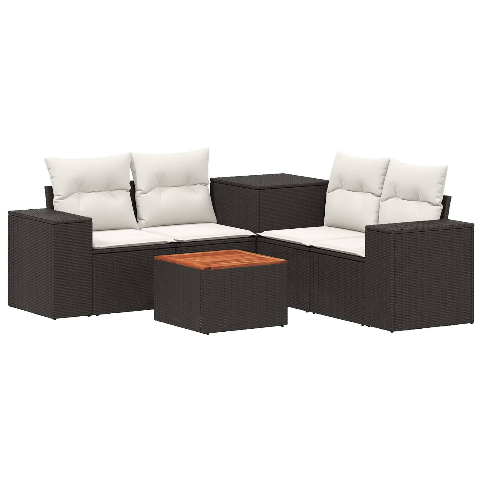 Outdoor-Korbmöbel-Sitzsatzgruppe mit weißen Kissen und einem kleinen quadratischen Couchtisch mit Holzoberfläche.