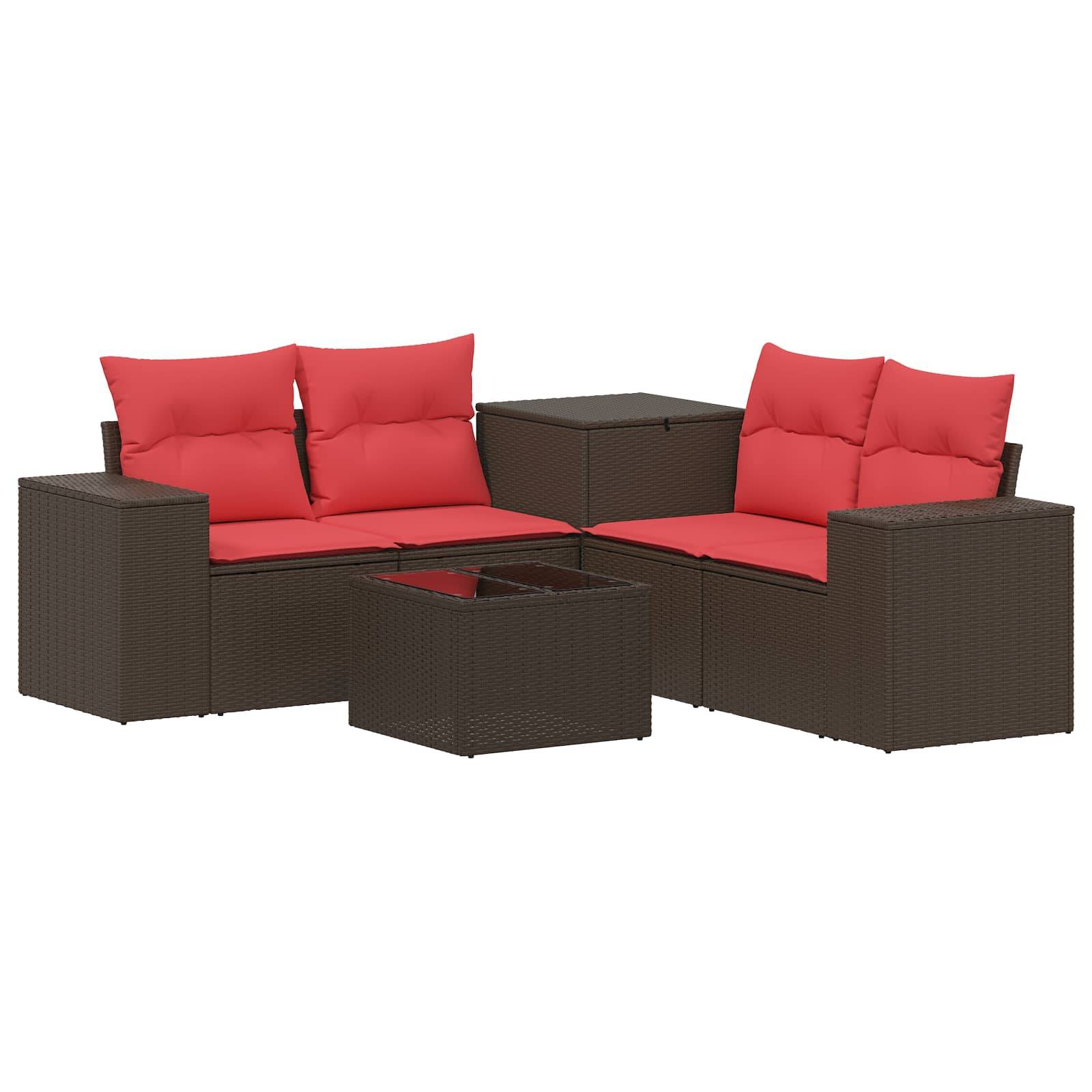 Braunes Korb-Loungeset im Freien mit roten Kissen und passendem quadratischen Couchtisch auf weißem Hintergrund.