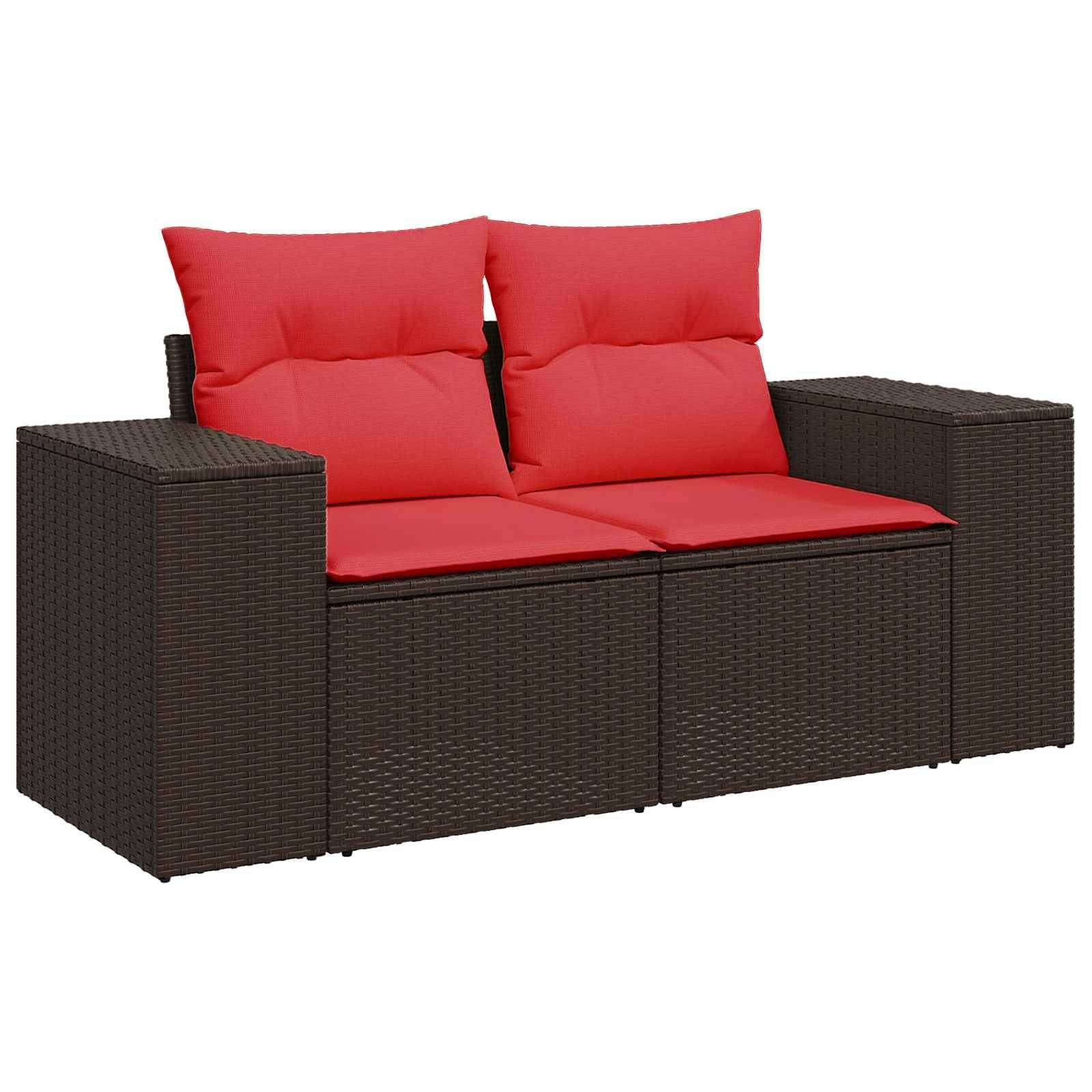 Braunes Flechtwerk-Außensofa mit roten Kissen und zwei roten Rückenkissen auf weißem Hintergrund.