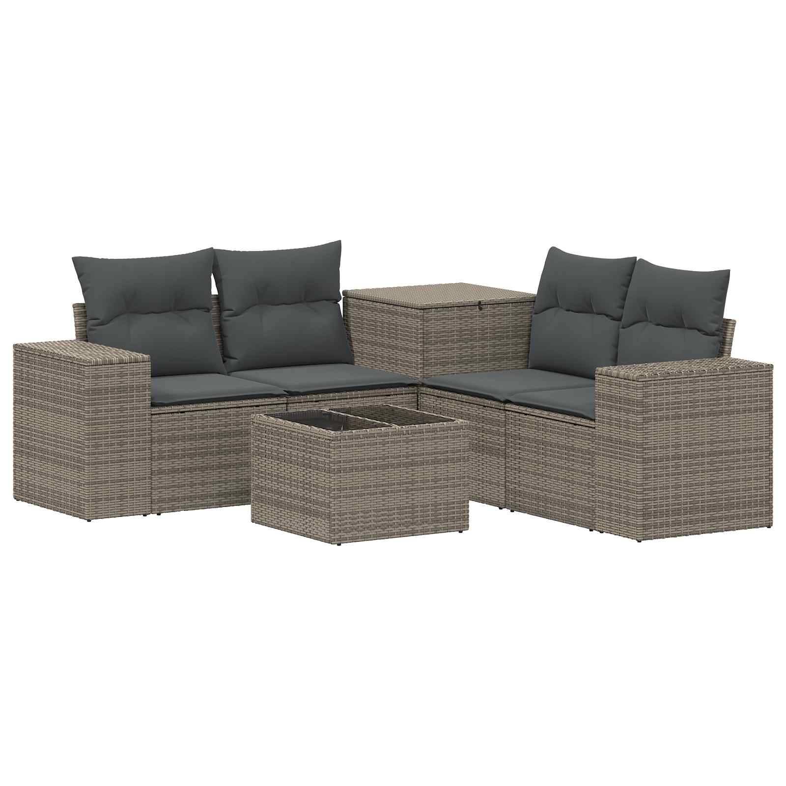 Outdoor-Rattansofa-Set mit dunklen Kissen und passendem quadratischem Couchtisch auf weißem Hintergrund.