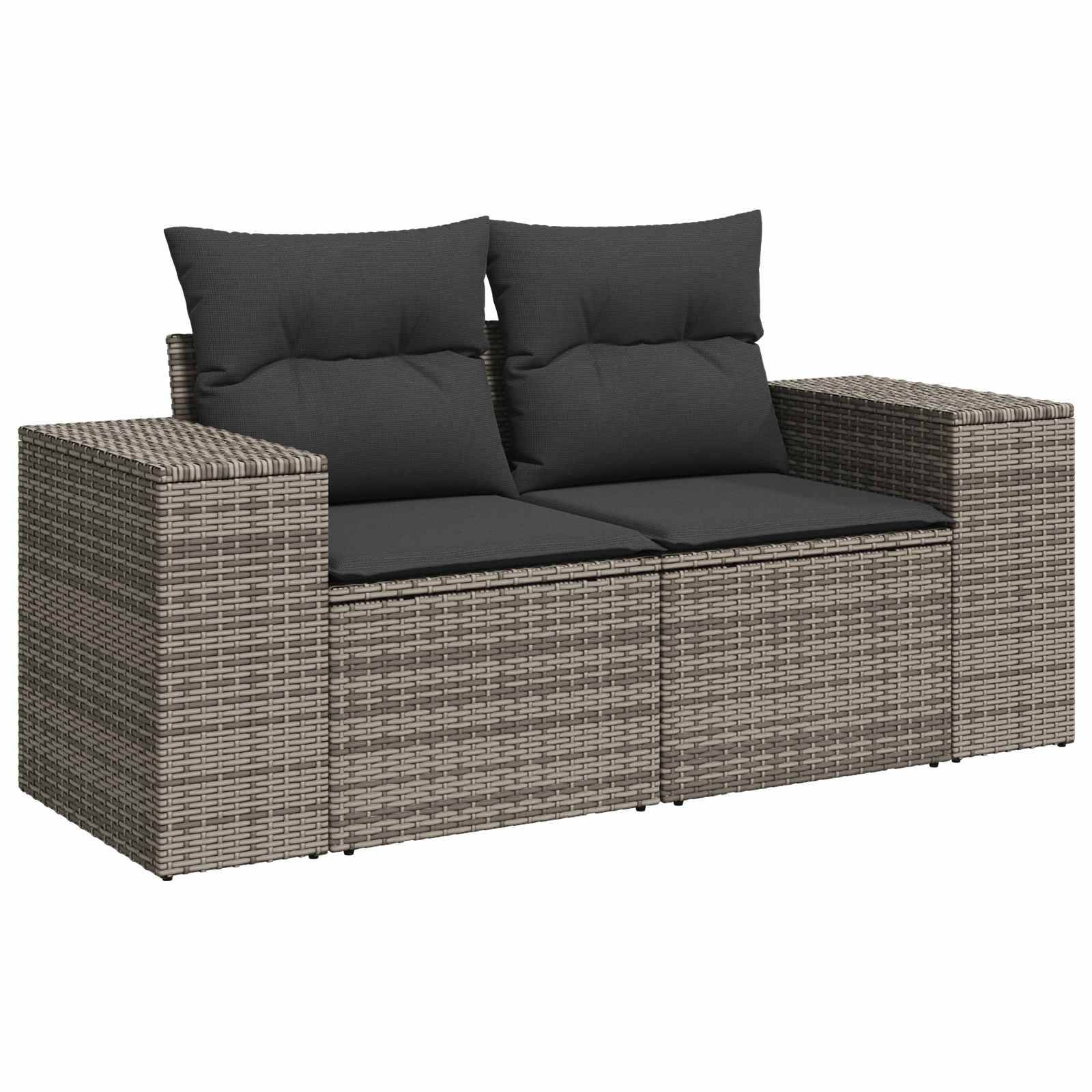 Zweisitziges Outdoor-Korbgeflecht-Liebessofa mit dunklen Kissen und Armlehnen auf weißem Hintergrund.
