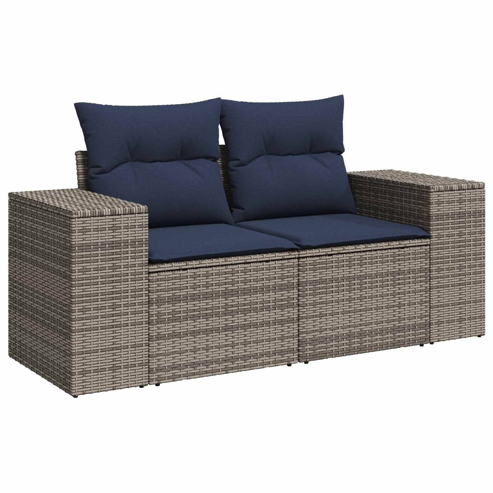 Zweisitziges Outdoor-Rattansofa mit dunkelblauem Kissen und quadratischen Armlehnen auf weißem Hintergrund.