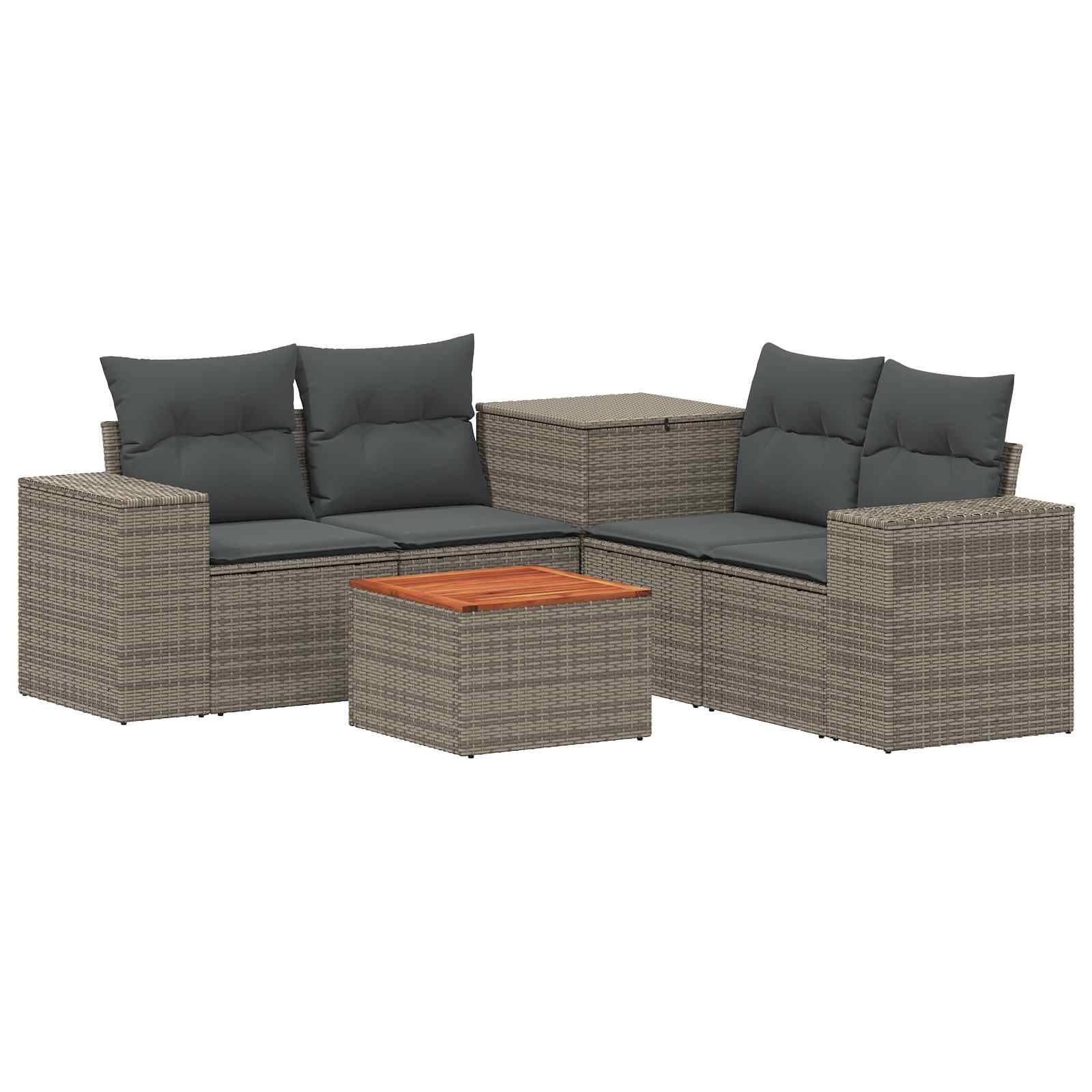 Outdoor-Polyrattan-Ecksofa mit dunklen Kissen und passendem quadratischem Couchtisch mit Holzplatte.