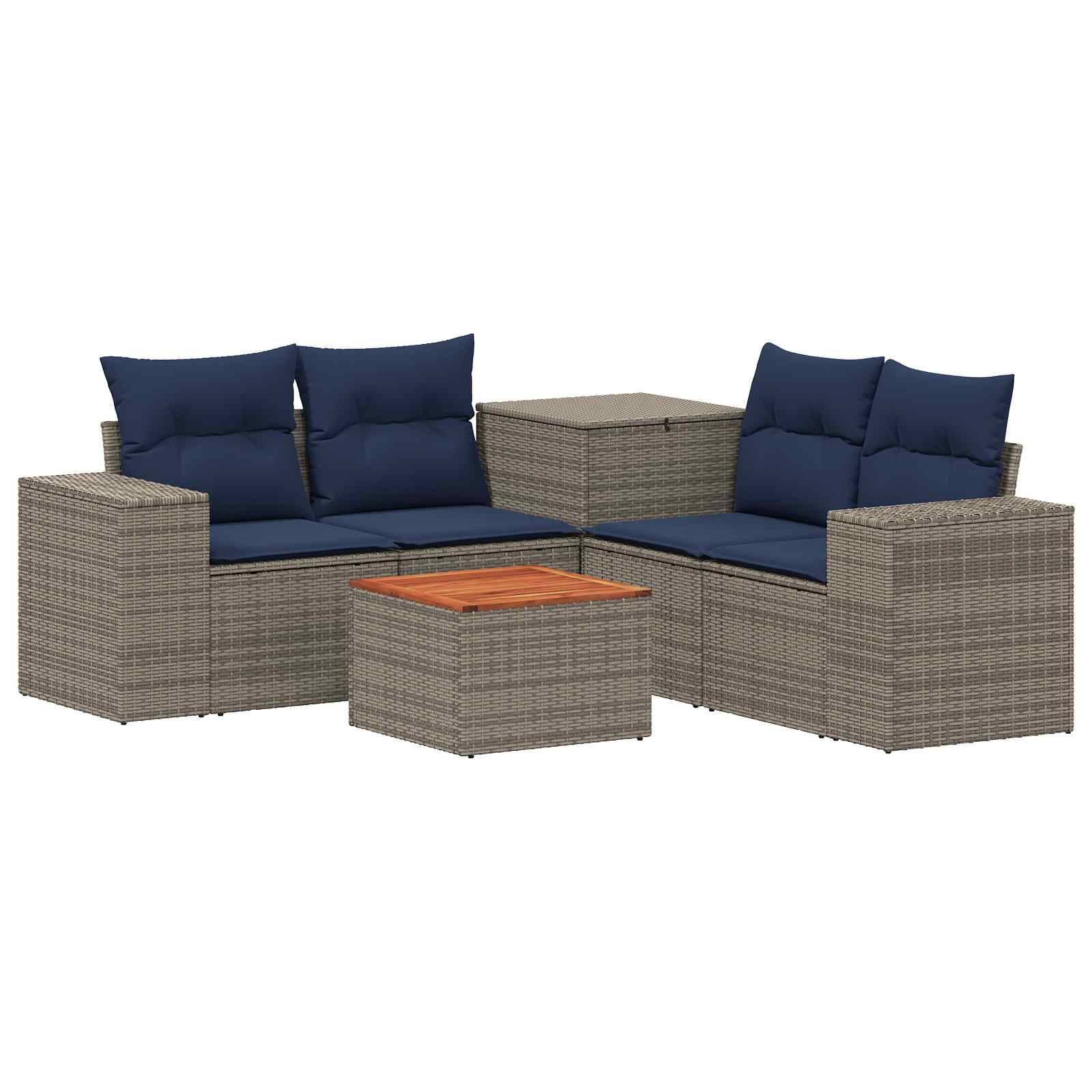 Outdoor-Rattanlounge-Set mit Ecksofa in Marineblau, passender Ecktisch und kleinem quadratischem Couchtisch mit Holzplatte.