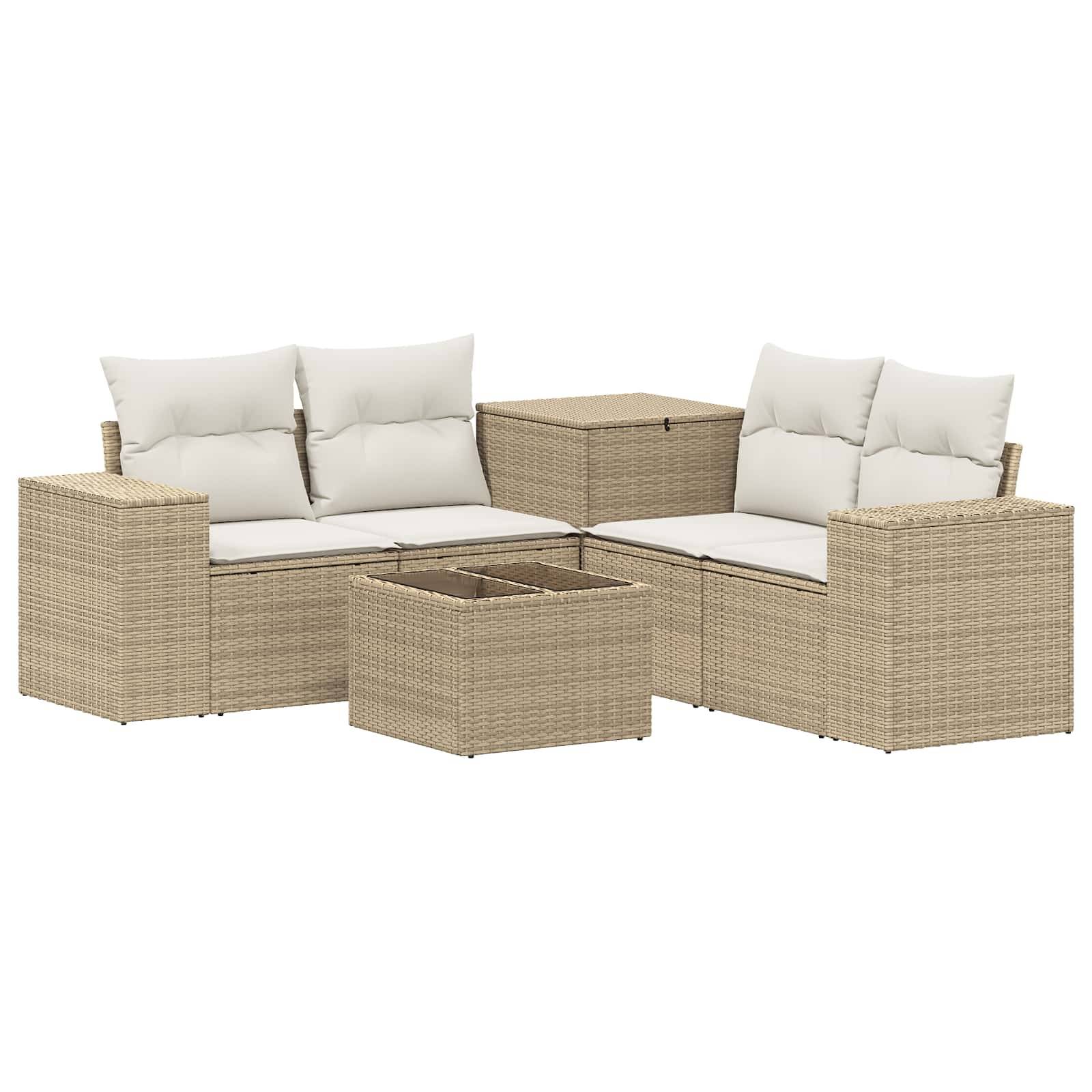 Beige Polyrattan-Außensektionalsofa mit weißen Kissen und passendem quadratischem Couchtisch auf weißem Hintergrund.