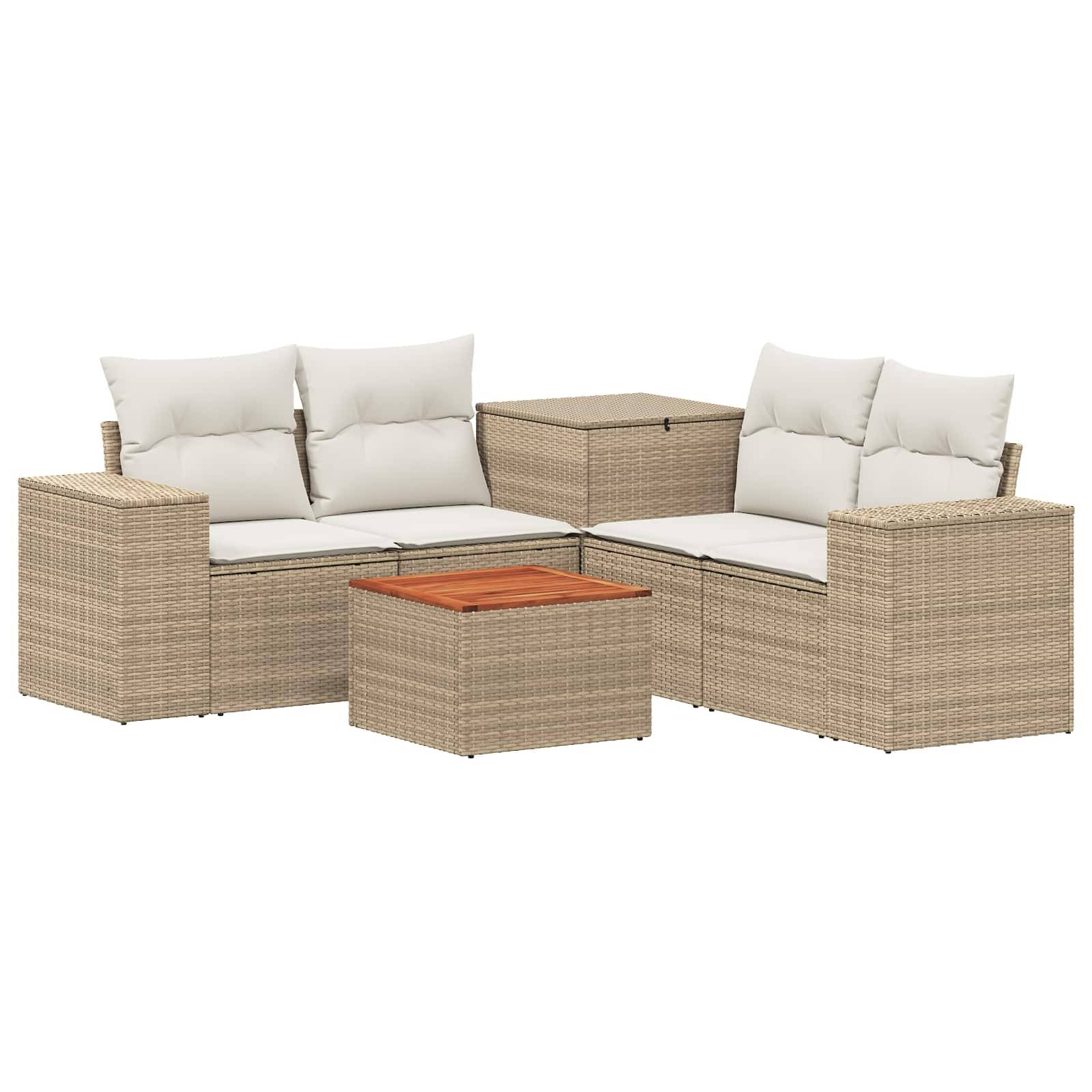 Beiges Polyrattan-Außenbereichssektionalsofa mit weißen Kissen und passendem niedrigem Couchtisch auf weißem Hintergrund.