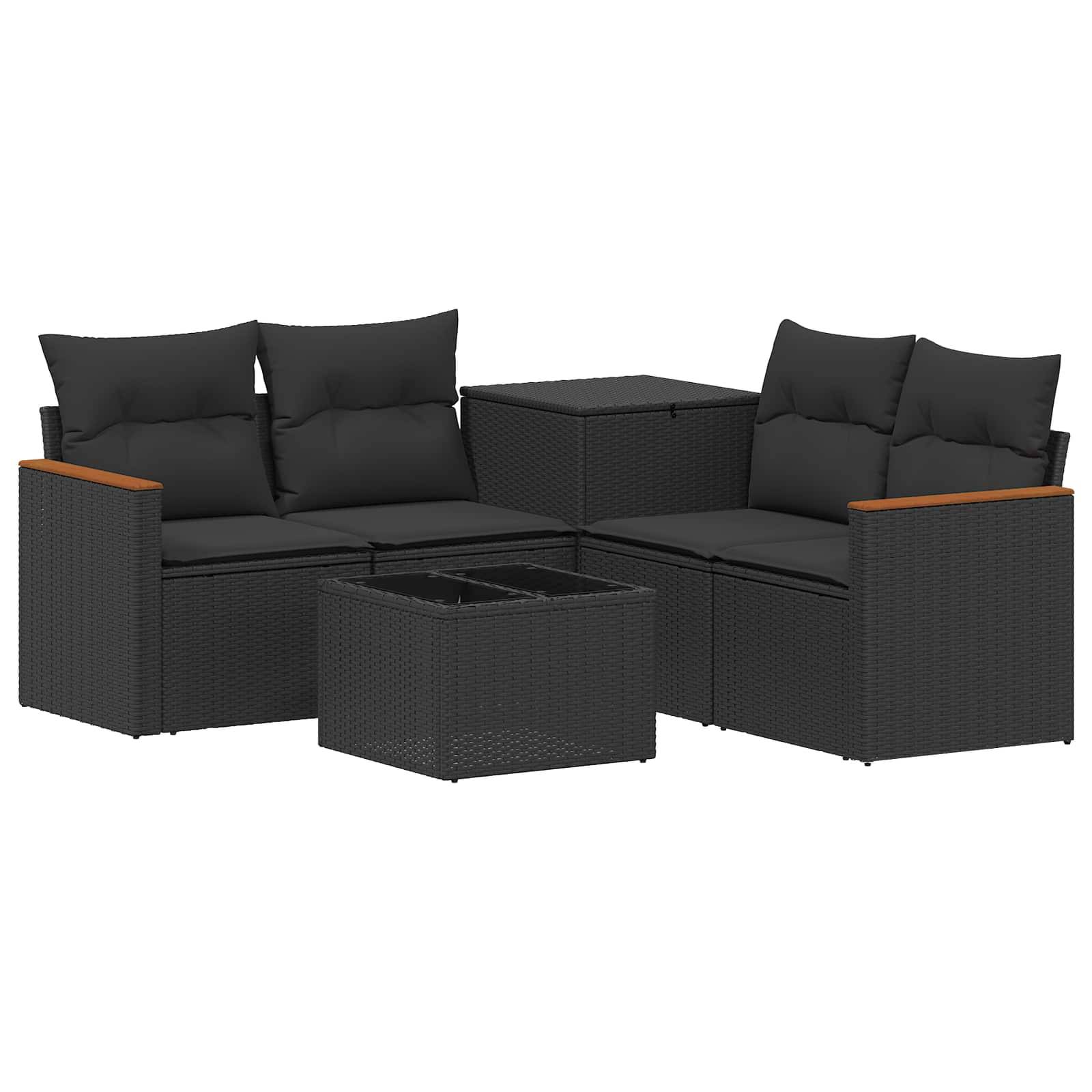 Schwarzes Geflecht-Gartenmöbel-Set für die Terrasse mit zwei gepolsterten Sofas, zwei Beistelltischen und einem quadratischen Glastisch.