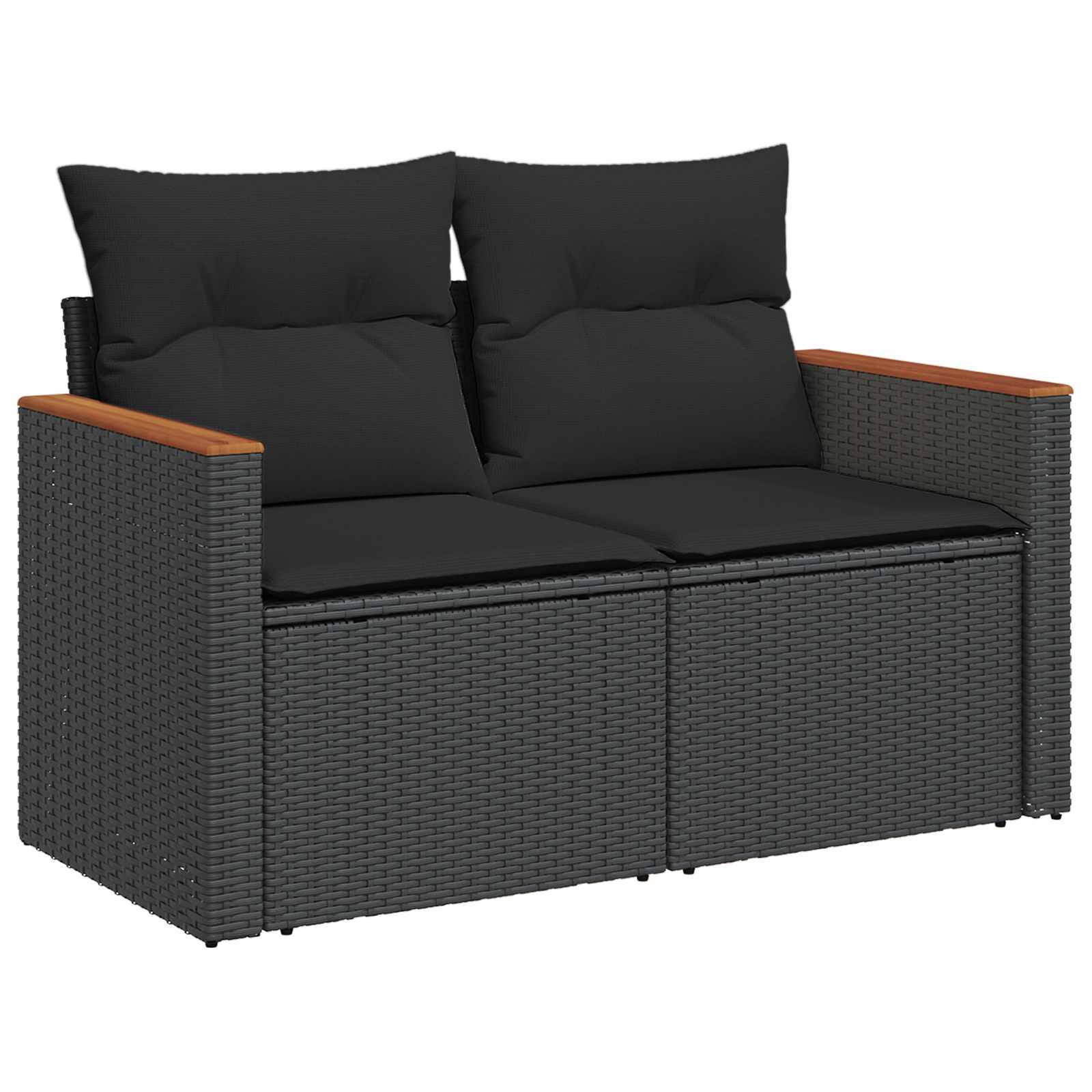 Dunkelbraune Rattan-Gartenliege mit schwarzen Kissen und holzverzierten Armlehnen auf weißem Hintergrund.