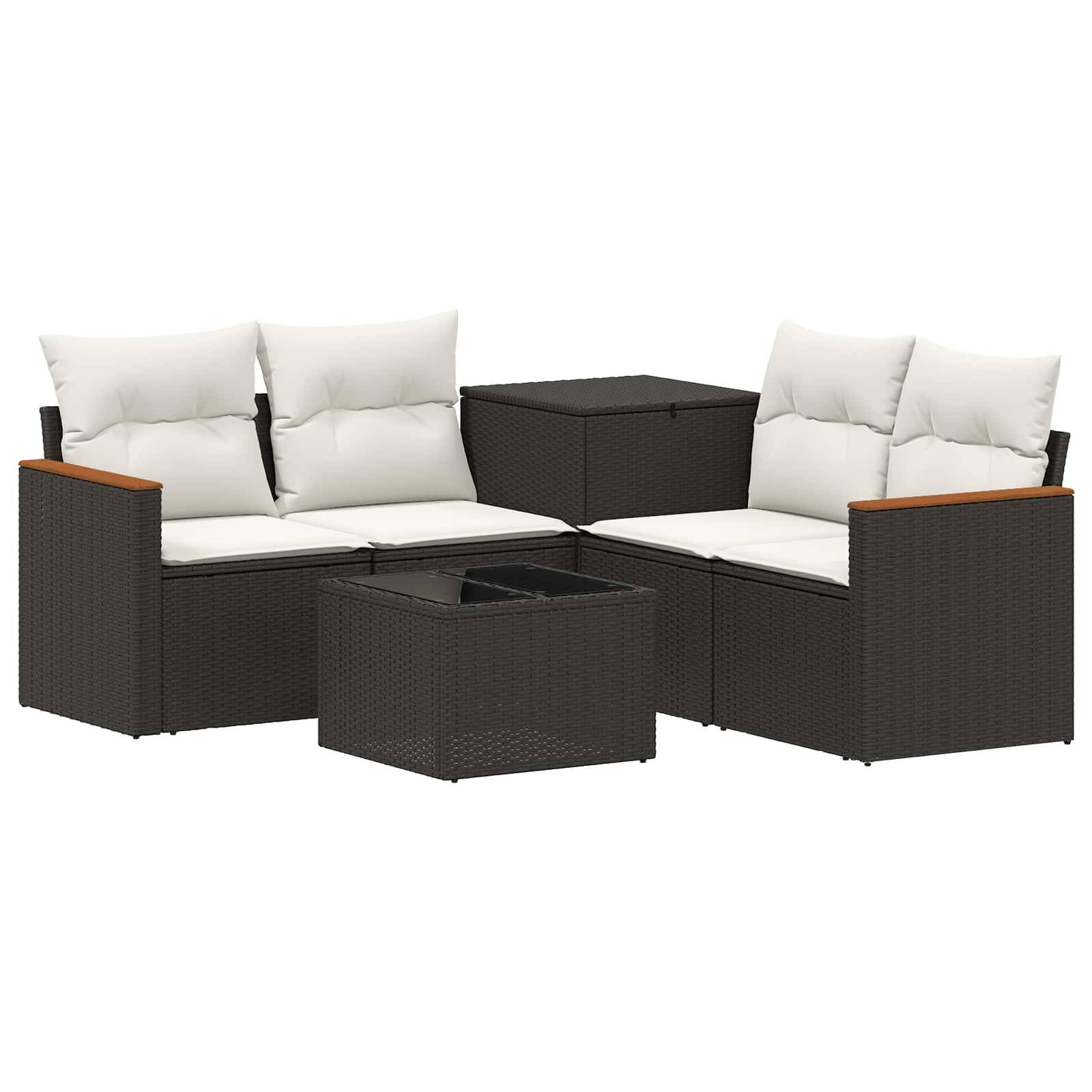 Outdoor-Rattangarnitur mit zwei Zweisitzern, quadratischem Couchtisch und Beistelltisch, alle mit weißen Kissen.