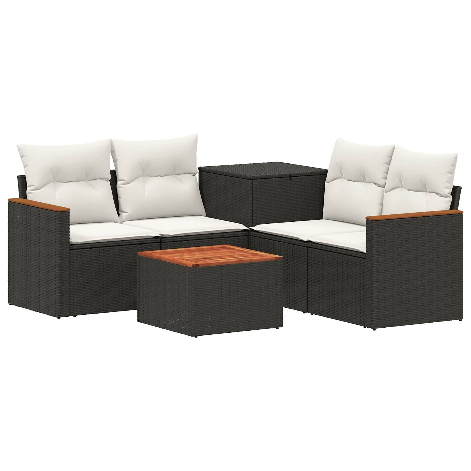 Outdoor-Rattanmöbelset für die Terrasse mit zwei Zweisitzern, einem quadratischen Couchtisch und einem passenden Beistelltisch, alle mit weißen Kissen und Armlehnen mit Holzoptik.