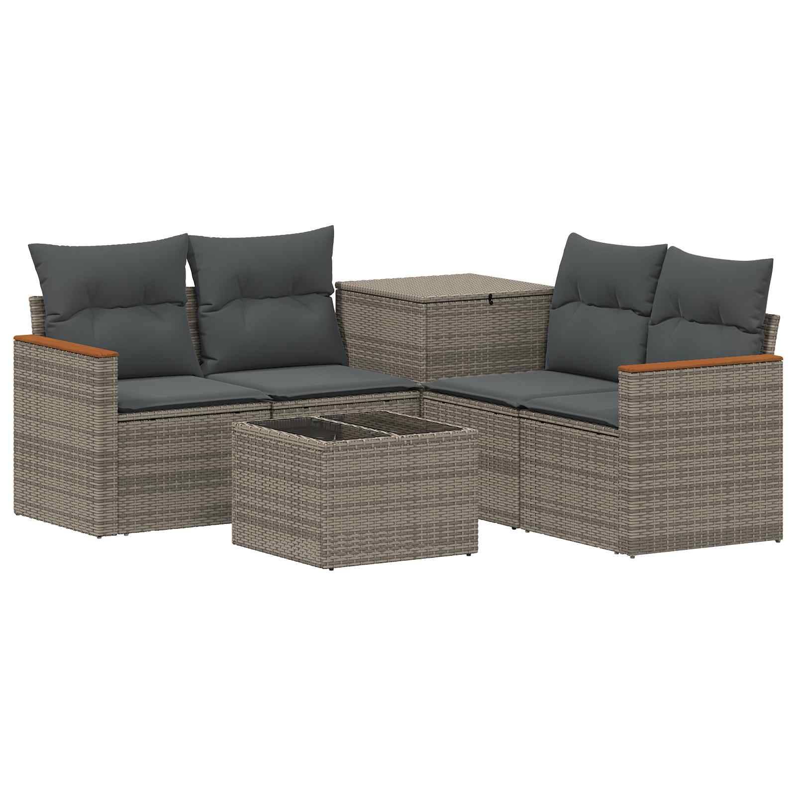 Rattan-Außensofa mit zwei Zweisitzern, zwei Ottomanen und einem quadratischen Couchtisch mit dunklen Kissen.