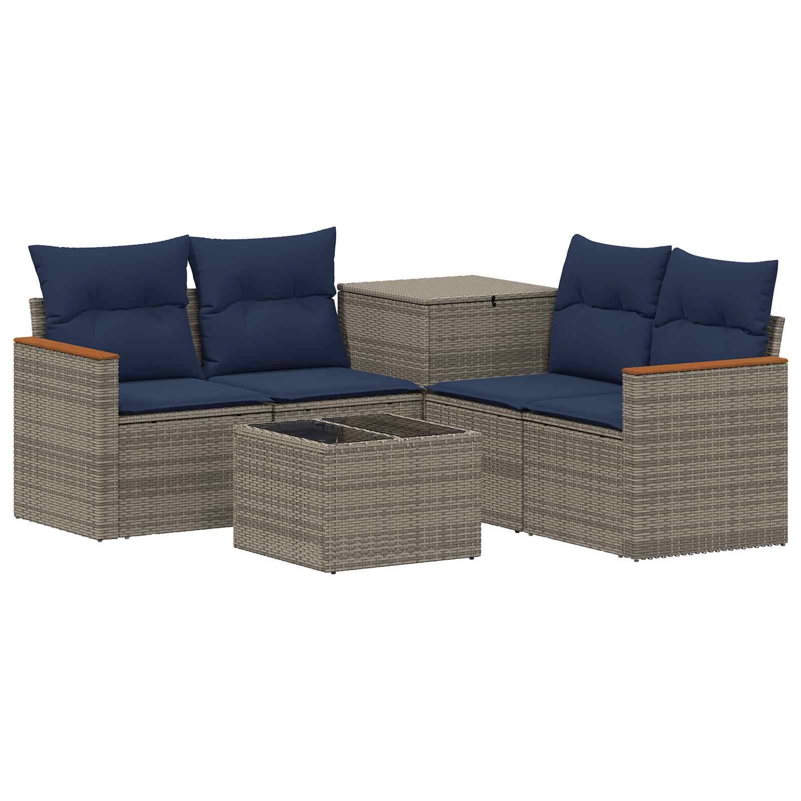 Vierteiliges Polyrattan-Gartenmöbel-Set mit zwei Zweisitzern, einem quadratischen Couchtisch und einem Beistelltisch mit Stauraum, alle mit marineblauen Kissen.