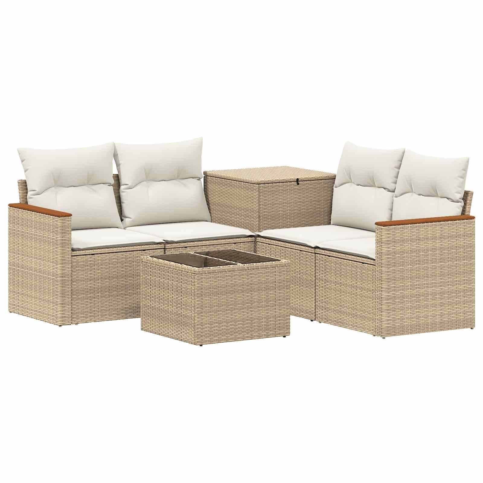 Beige Rattangarnitur für Außenbereiche mit Kissen, Couchtisch und passendem Aufbewahrungswürfel auf weißem Hintergrund.