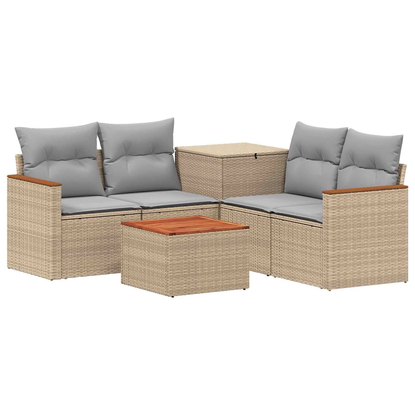 Outdoor-Rattanecksofa-Set mit grauen Kissen, passendem Ottomane/Couchtisch und quadratischem Couchtisch auf weißem Hintergrund.
