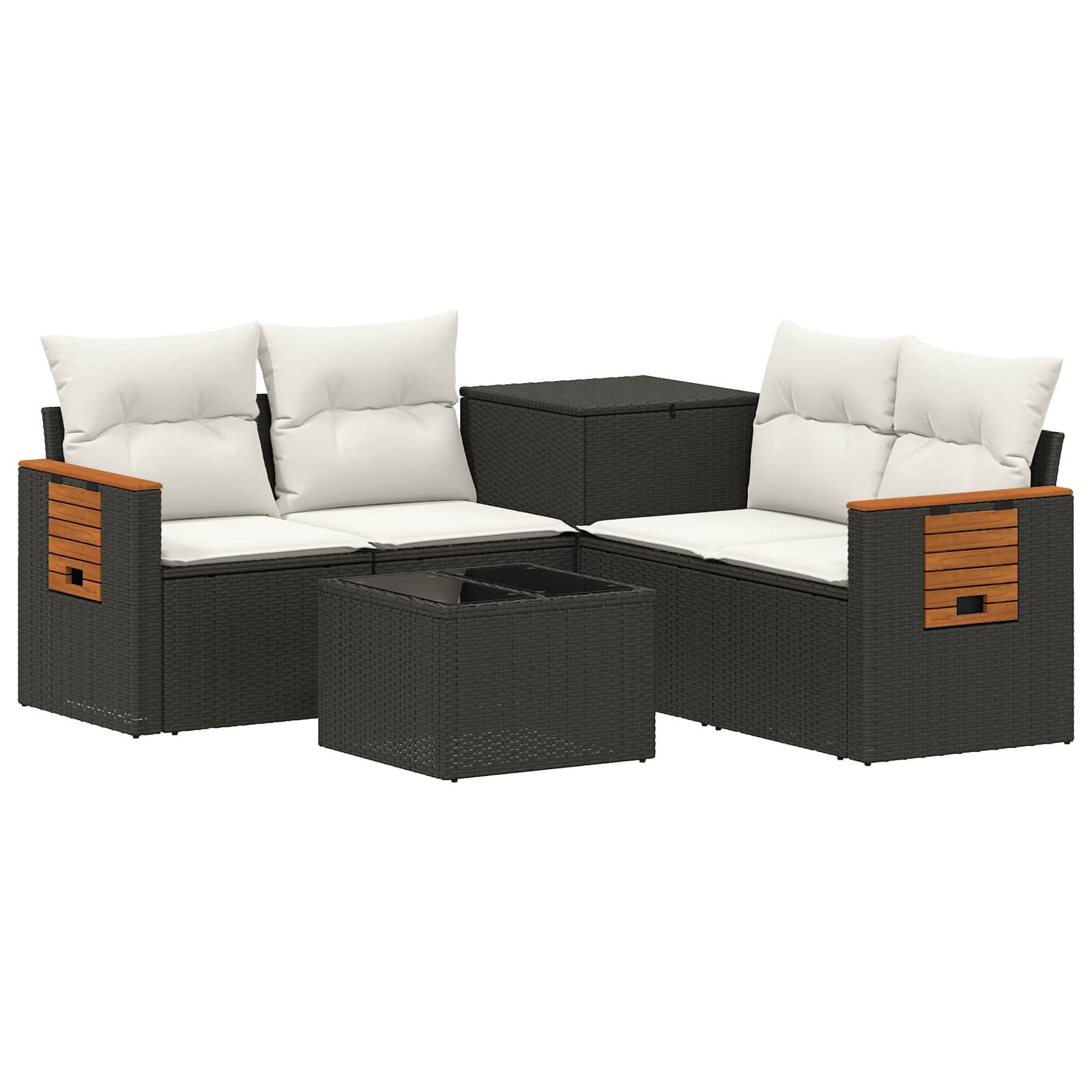 Schwarze Korbgeflecht-Terrassensitzgruppe mit weißen Kissen und einem quadratischen Couchtisch, plus passendem Beistelltisch und Armlehnen mit Holzakzenten.