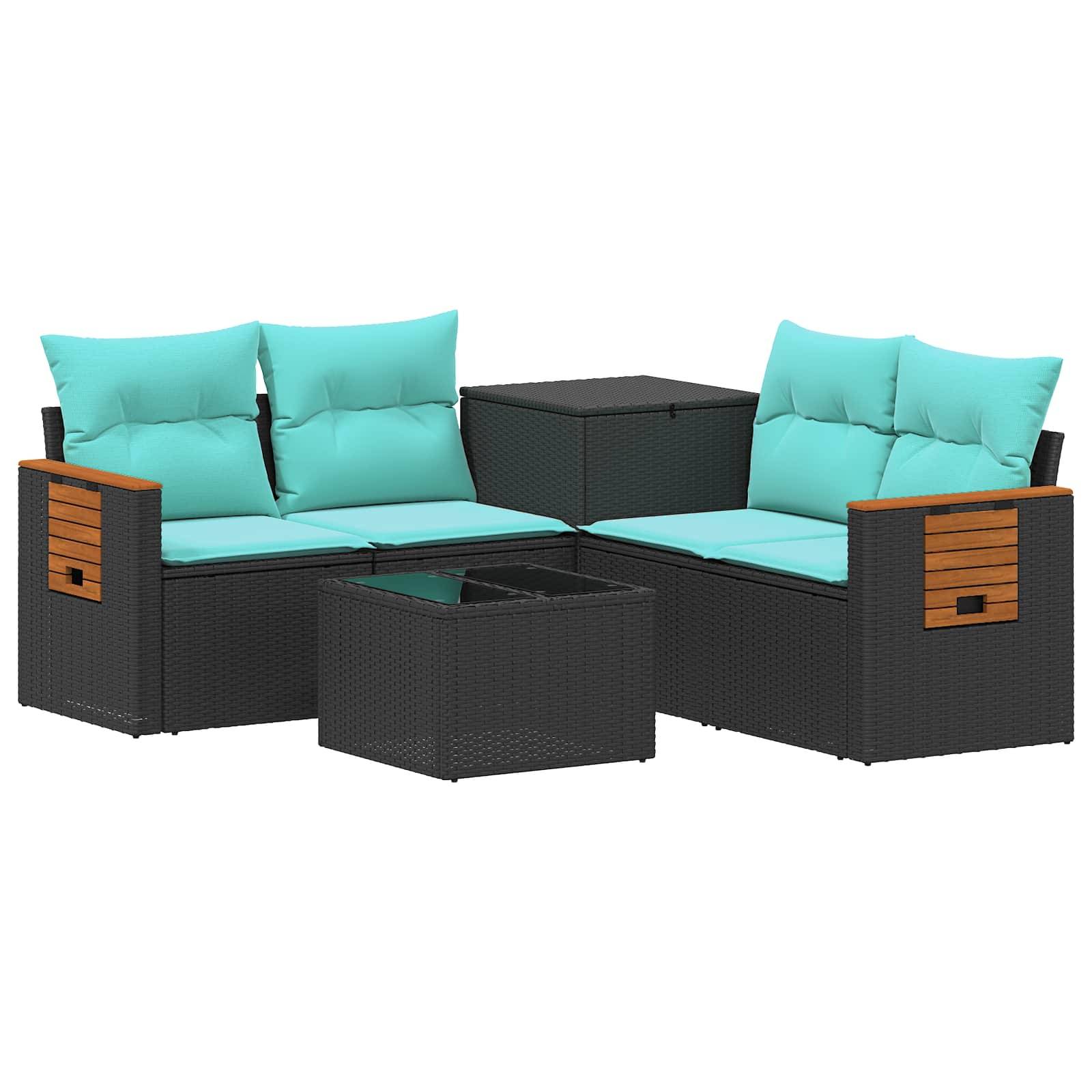 Outdoor-Terrassensektionalset mit zwei schwarzen Rattanliebessitzen, türkisfarbenen Kissen, passendem Couchtisch und Beistelltisch mit Holzakzentpanelen.