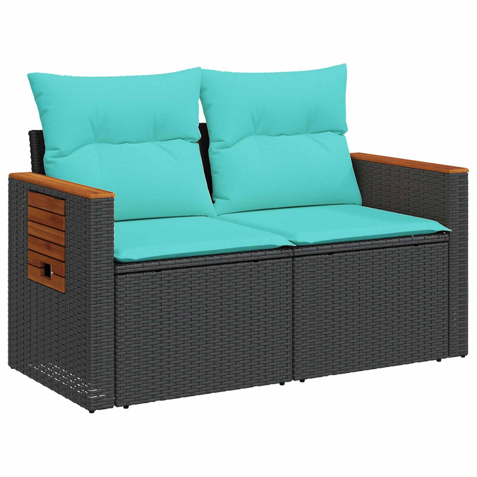 Zweisitziges Outdoor-Rattansofa mit türkisfarbenen Kissen und Holzarmlehnen, dargestellt auf weißem Hintergrund.