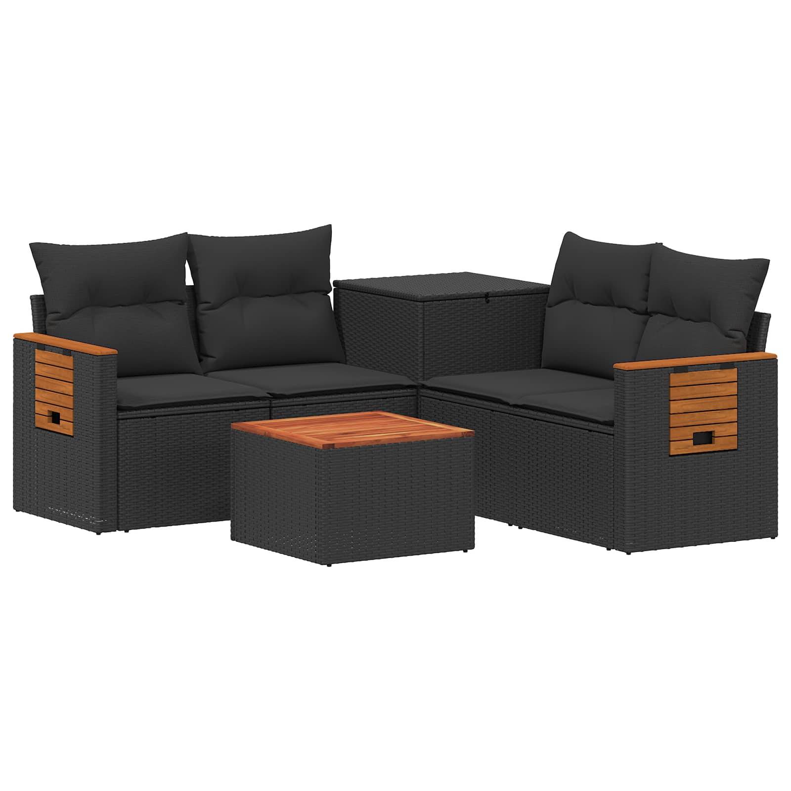 Modernes Outdoor-Sofa-Set mit schwarzen Kissen, Armlehnen mit Holzakzenten, einem passenden Beistelltisch mit Stauraum und einem kleinen Couchtisch.