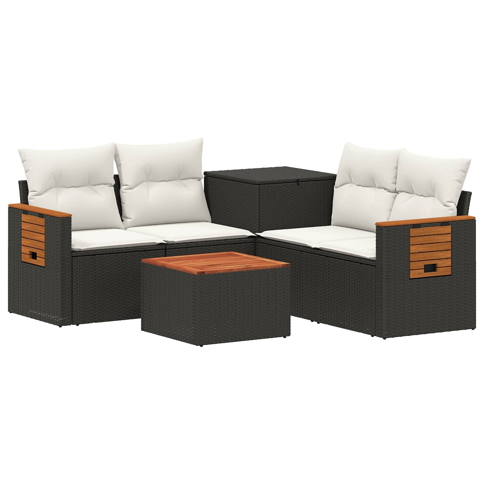 L-förmiges Outdoor-Patio-Sitzmöbel-Set mit dunklen Rattanrahmen, weißen Kissen und holzakzentuierten Seitenpaneelen, plus passendem Hocker und Beistelltisch.