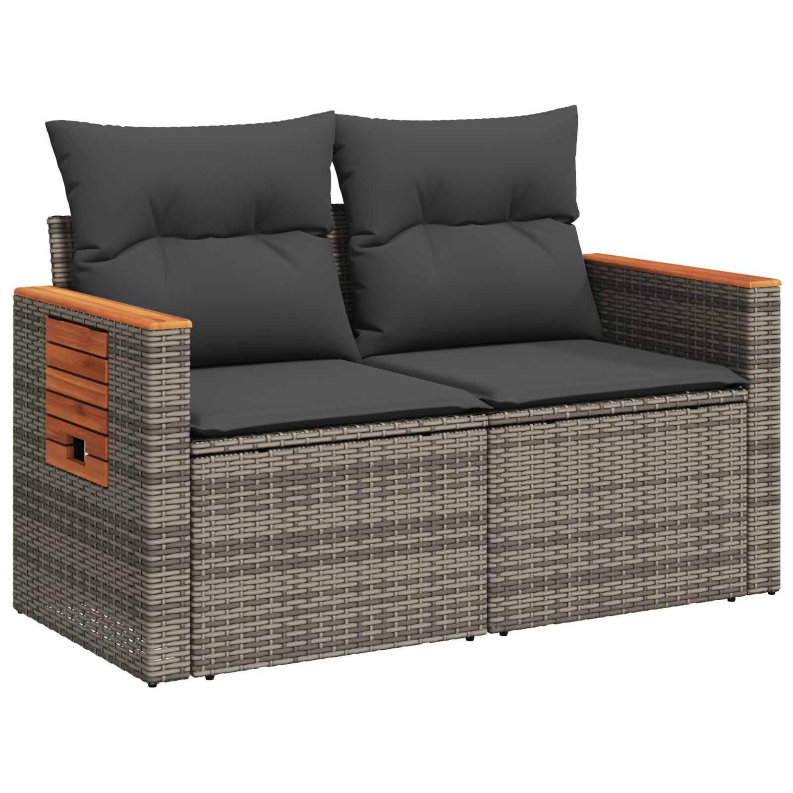 Zweisitziges Outdoor-Korbsofa mit dunklen Kissen und Holzarmlehnen auf weißem Hintergrund.