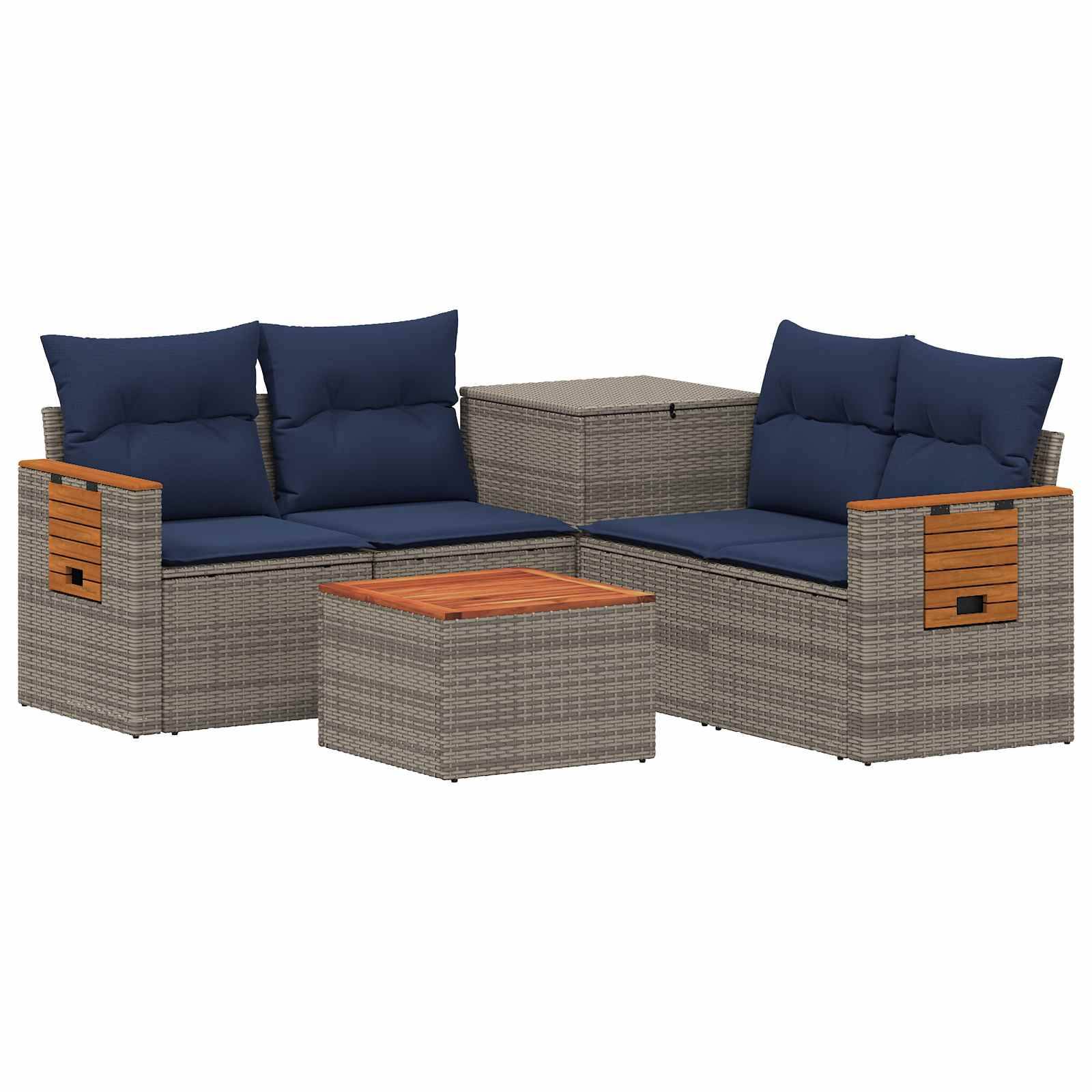Outdoor-Lounge-Sektional-Sofagarnitur mit grauen Rattanrahmen, marineblauen Polstern und Seitenpaneelen mit Holzakzenten, einschließlich passendem Couchtisch und Beistelltisch mit Stauraum.