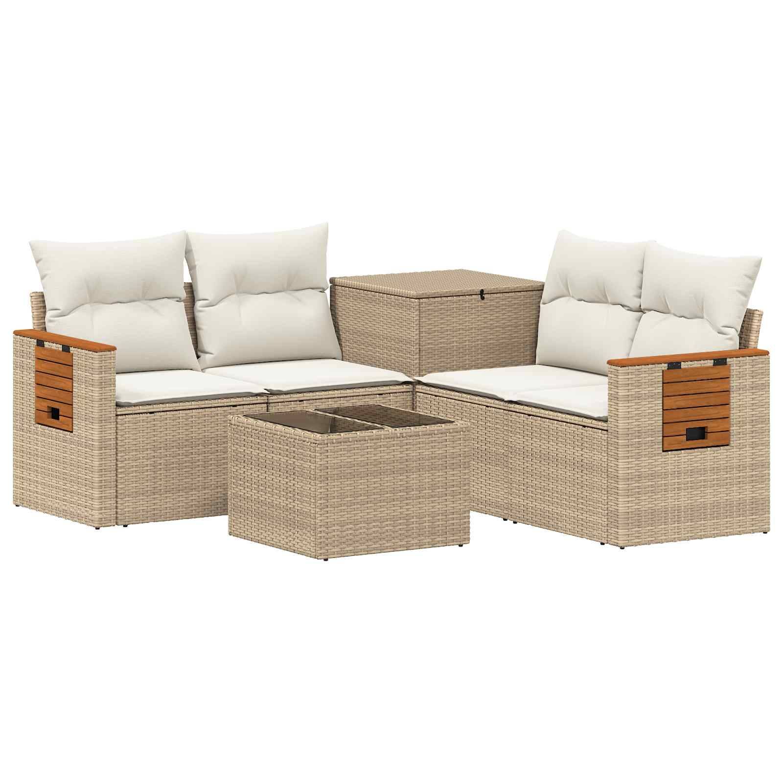 Outdoor-Rattansektionalsofa mit beige Kissen und passenden Aufbewahrungstischen auf weißem Hintergrund.