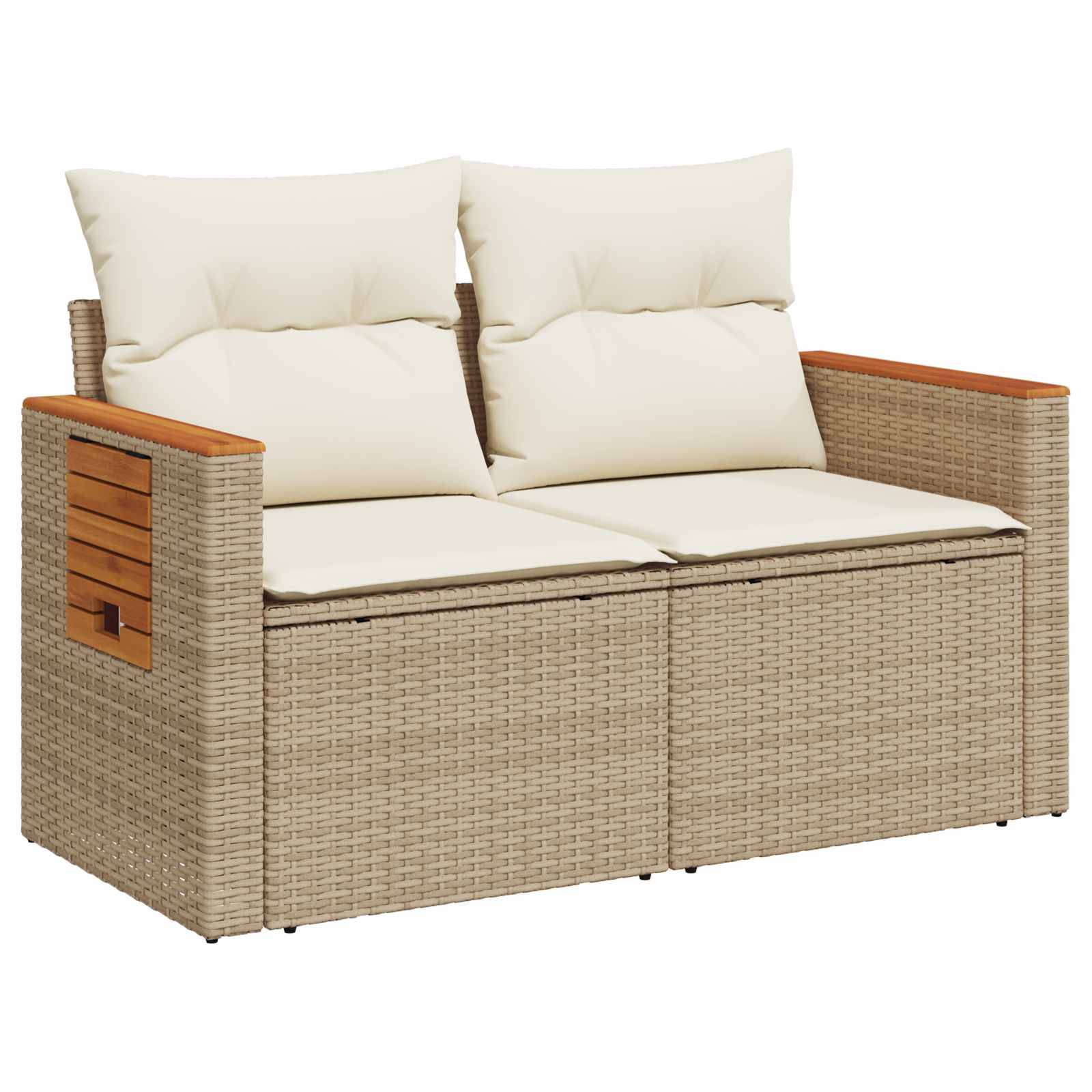 Beige gewebtes Outdoor-Loveseat mit weißen Kissen und Holzarmakzenten auf weißem Hintergrund.
