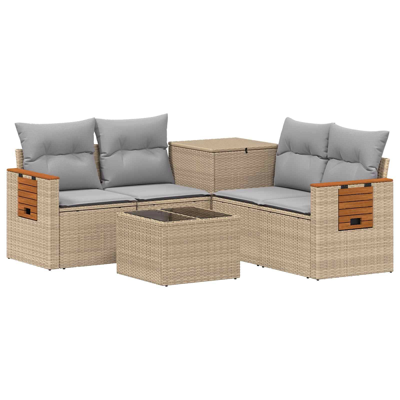 Outdoor-Rattansofagarnitur mit grauen Kissen, passender Lagertisch und quadratischer Couchtisch auf weißem Hintergrund.
