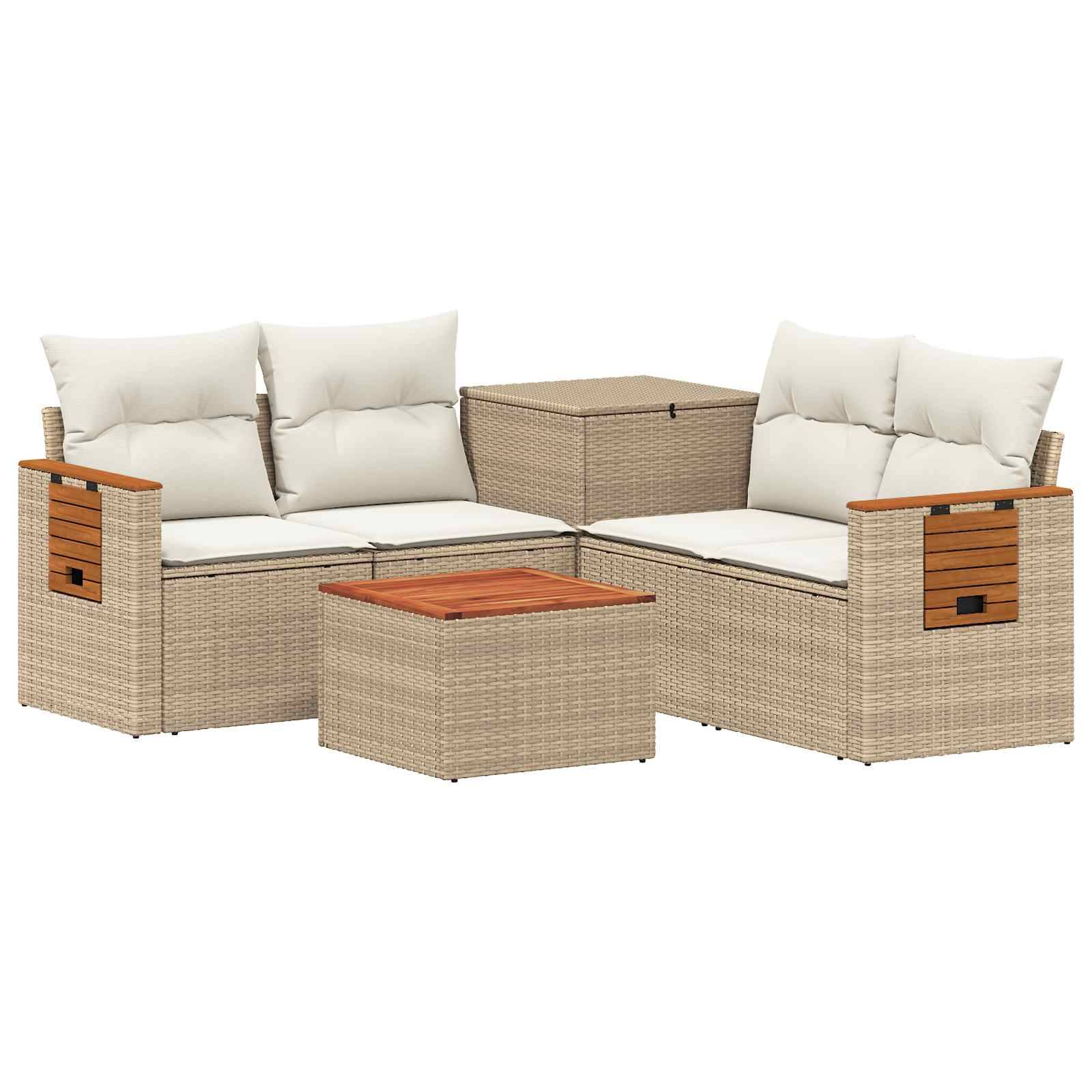 Outdoor-Rattansektional-Sofaset mit cremefarbenen Kissen, passendem Couchtisch und Lagerungsbeistisch, auf weißem Hintergrund dargestellt.