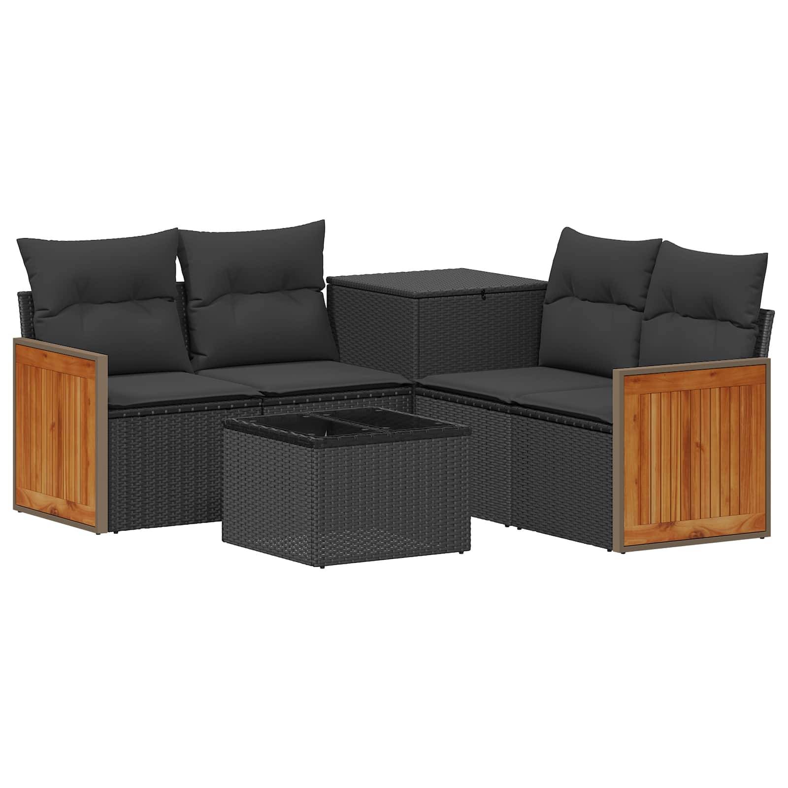 Schwarze Rattan-Gartensofagarnitur mit grauen Kissen, zwei Holzarmlehnen, quadratischem Tisch und passendem Feuertisch.