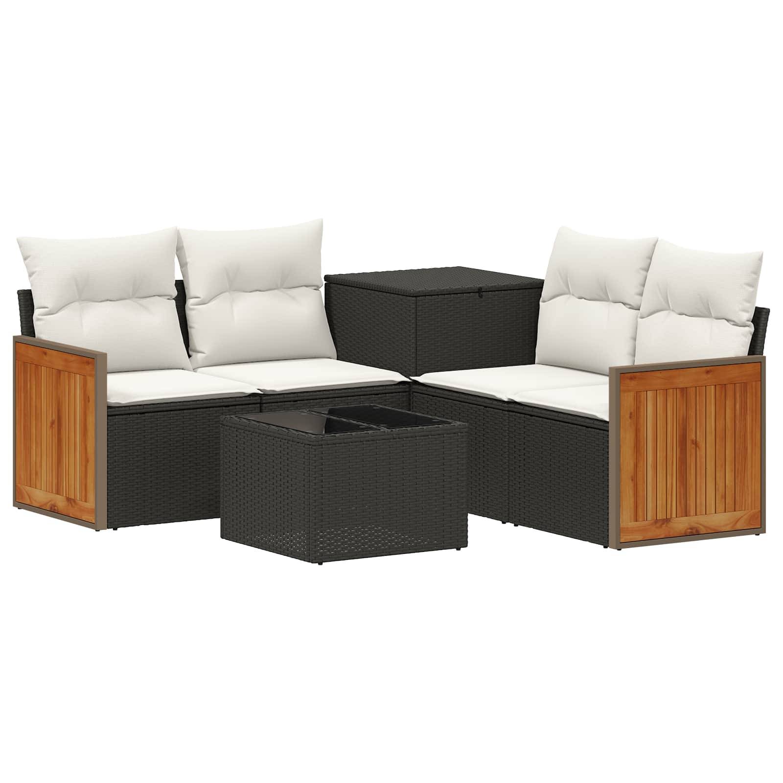 Outdoor-Lounge-Set aus Polyrattan mit schwarzen Rattanrahmen, weißen Kissen, Holzarmlehnen und passendem quadratischem Couchtisch.