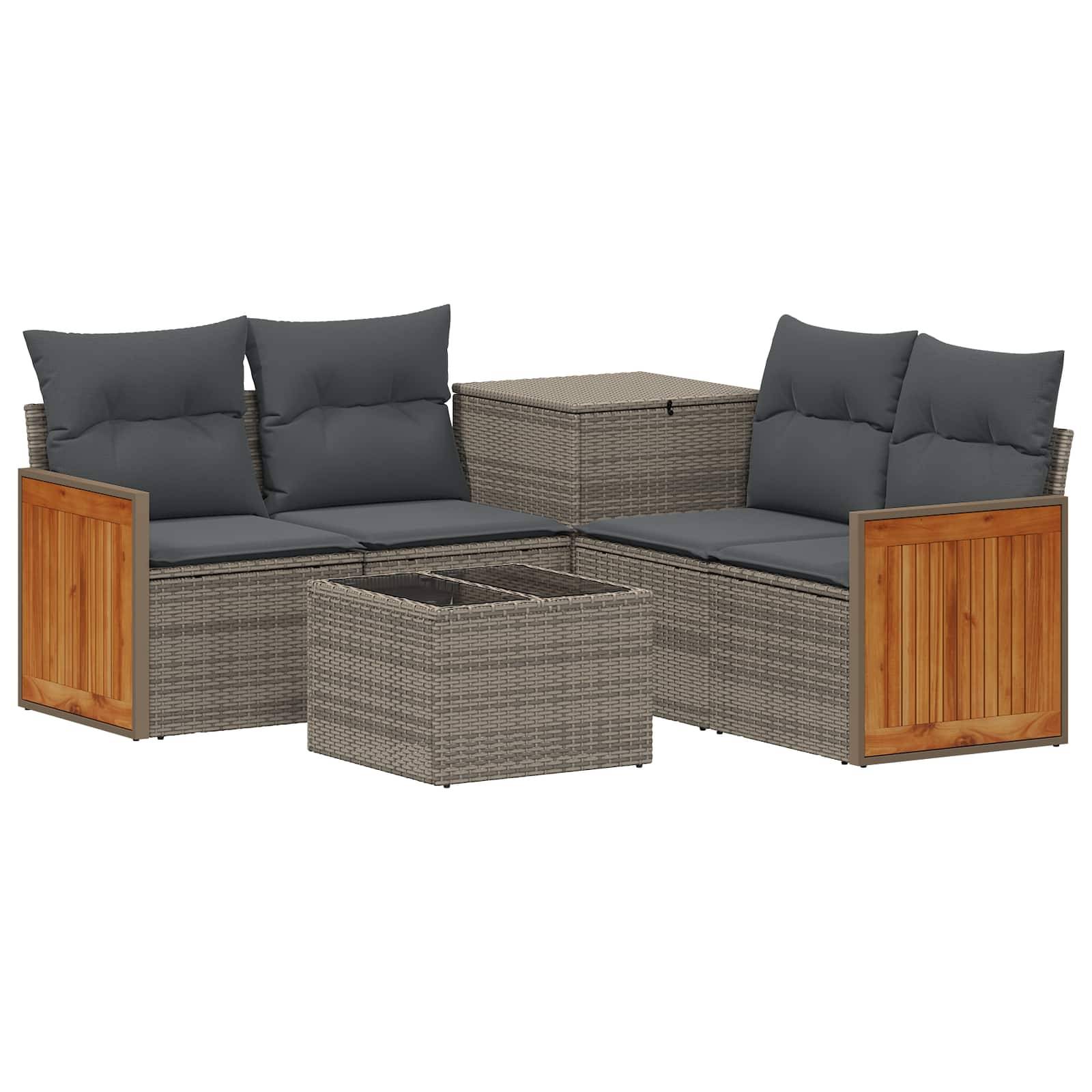 Outdoor-Loungeset mit grauem Polster, Rattanrahmen, Holzseitenpaneelen und passendem quadratischen Tisch auf weißem Hintergrund