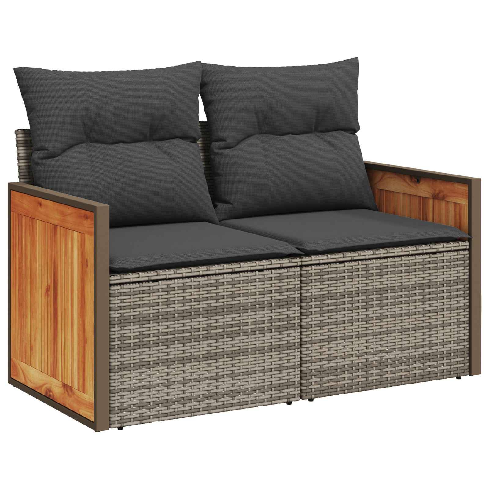 Zweisitziges Outdoor-Liebessofa mit dunkelgrauen Kissen, geflochtenem Wickel-Vorderteil und Holzseitenpaneelen auf weißem Hintergrund.