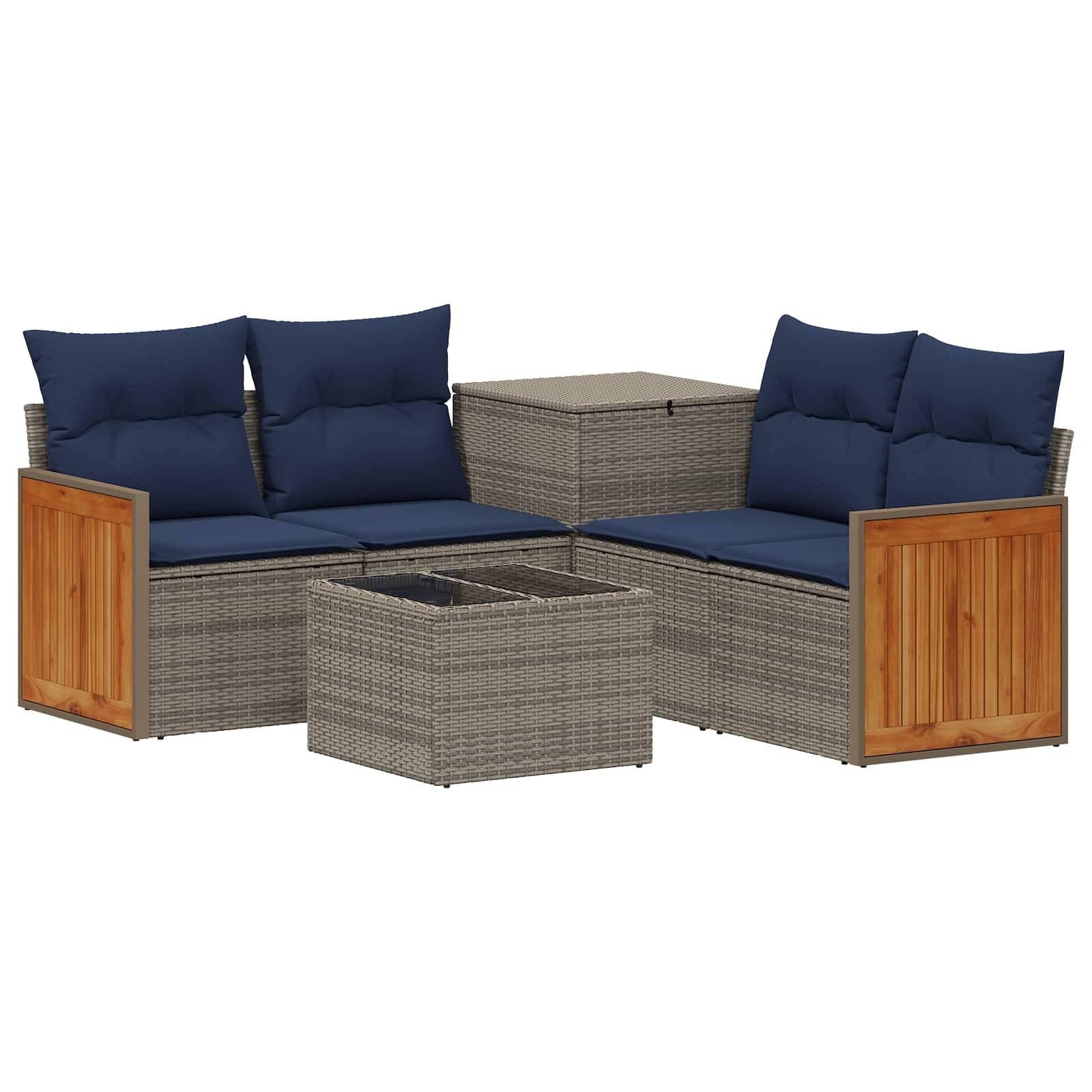 Outdoor-Loungeset mit blauen Kissen, Rattanoptik-Rahmen, Holzarmlehnen und passendem quadratischen Couchtisch.