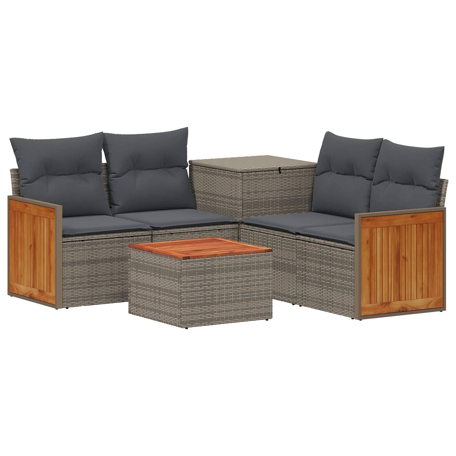 Outdoor-Sektionalsofa aus Rattan mit grauen Kissen, Holzarmlehnen und passendem Couchtisch mit Stauraum