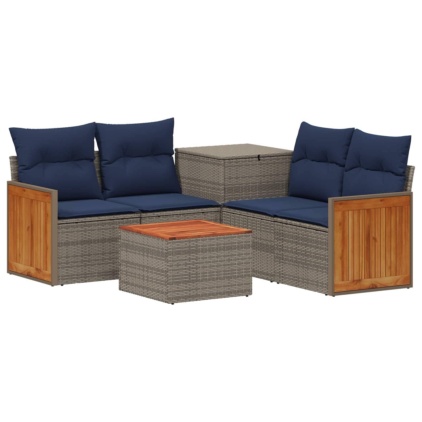 Gartensektionalsofa aus Rattan mit blauen Kissen, Holzarmlehnen, quadratischem Couchtisch und passendem Aufbewahrungsbox auf weißem Hintergrund.