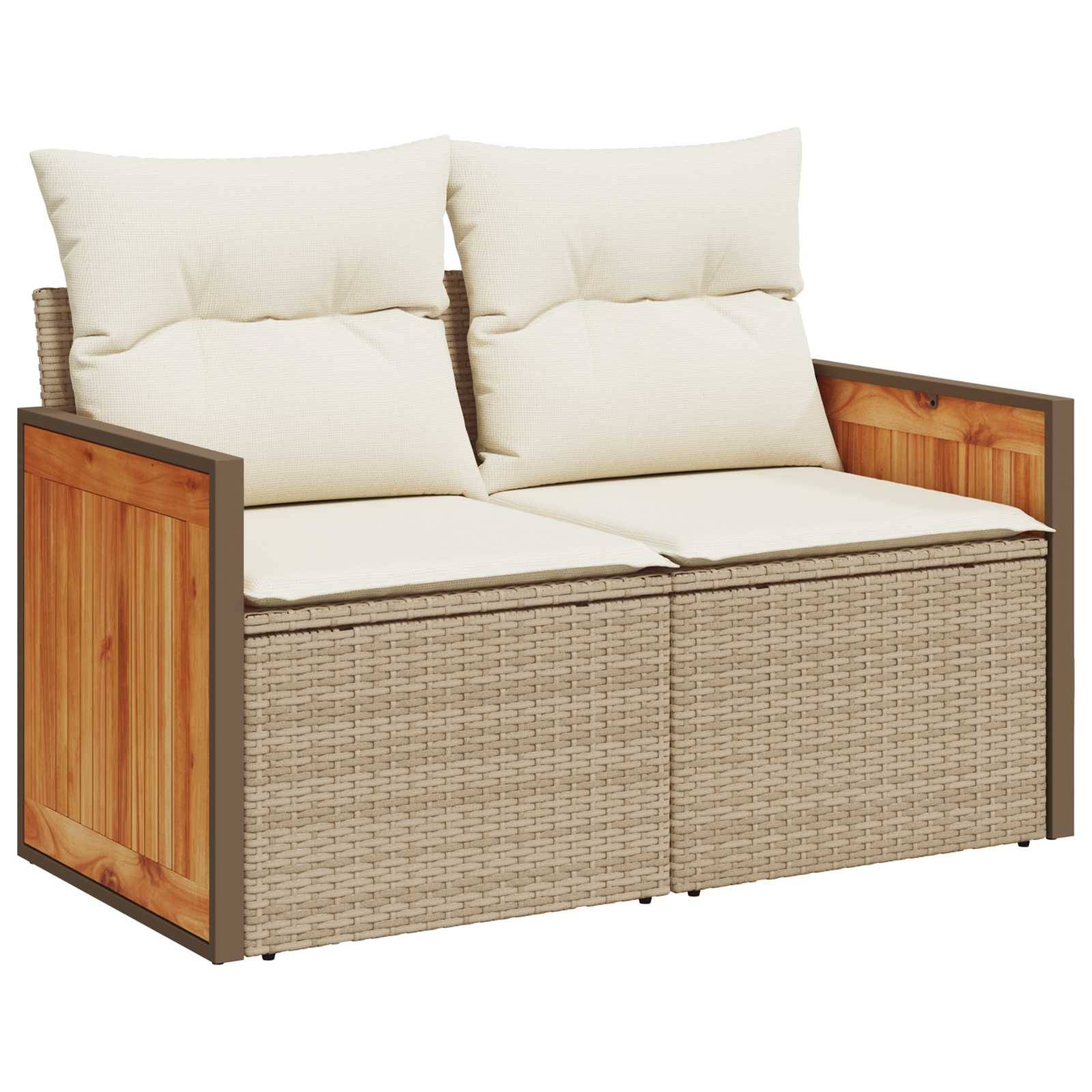 Zweisitzer-Outdoor-Sofa mit cremefarbenen Kissen, geflochtenem beigem Untergestell und hölzernen Seitenpanelen und Armlehnen.