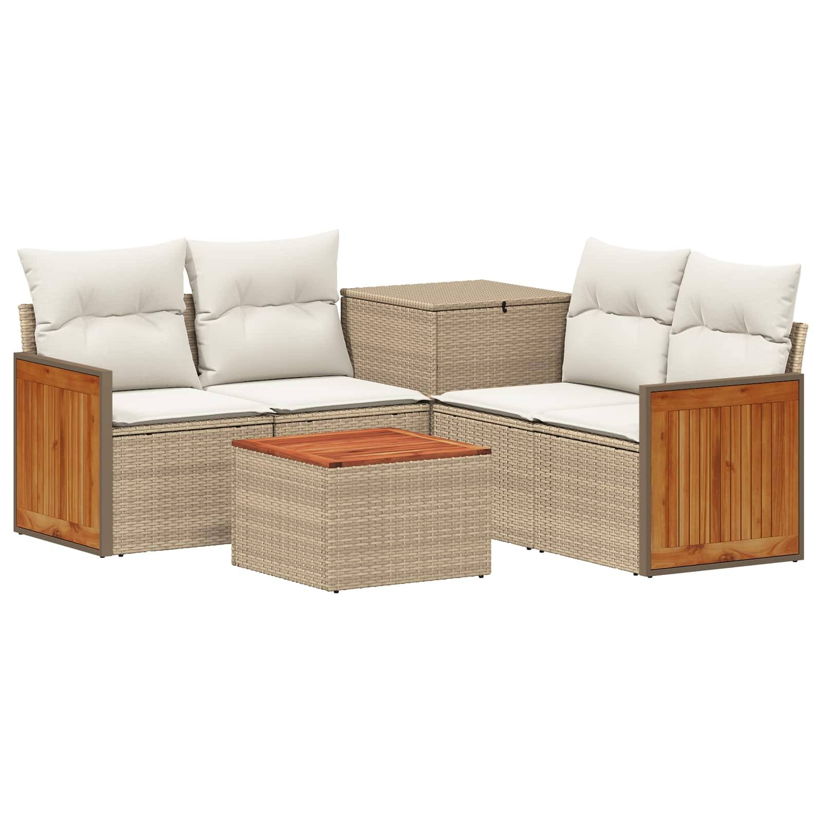 Polyrattan-Loungeset mit beigen Kissen, Holzarmlehnen, passendem Aufbewahrungstisch und niedrigem Couchtisch.