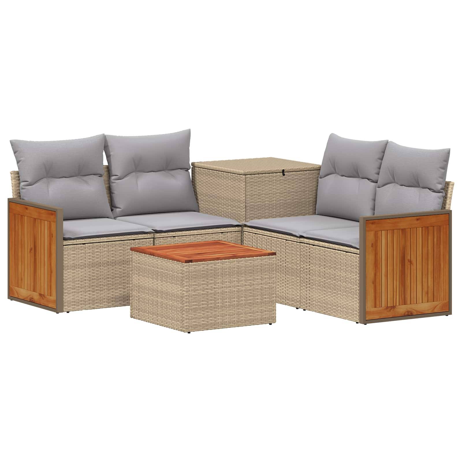 Outdoor-Korbmöbel-Loungeset mit grauen Kissen, Holzarmlehnen und passendem quadratischem Couchtisch auf weißem Hintergrund.