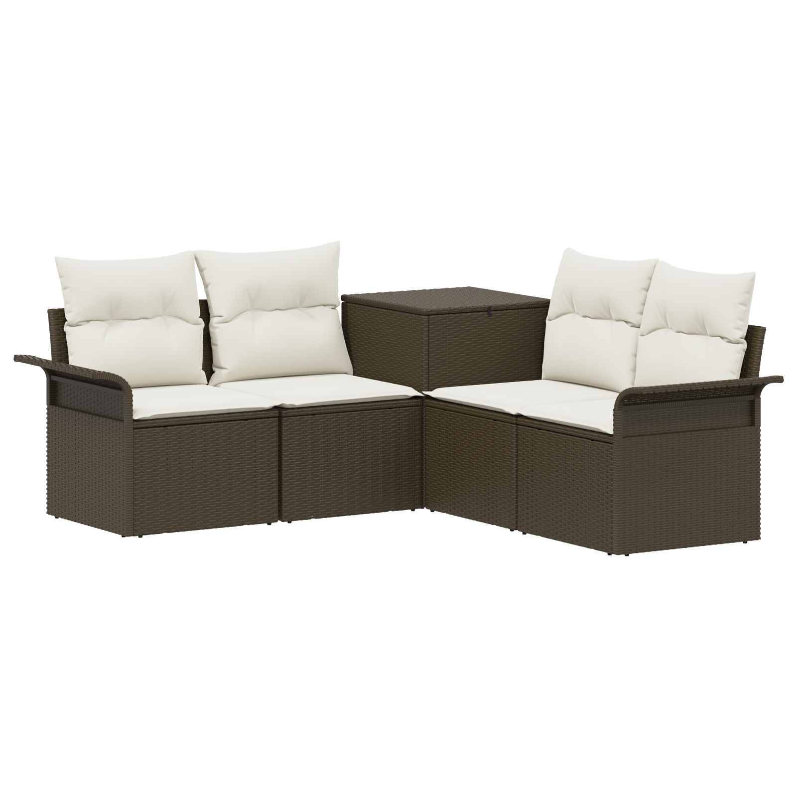 Braunes Flechtwerk-Gartensektionalsofa mit cremefarbenen Kissen und passendem Eckentisch auf weißem Hintergrund.